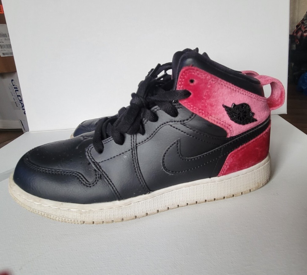 Size 6Y – Air Jordan 1 Mid Bow Black/Noble Red