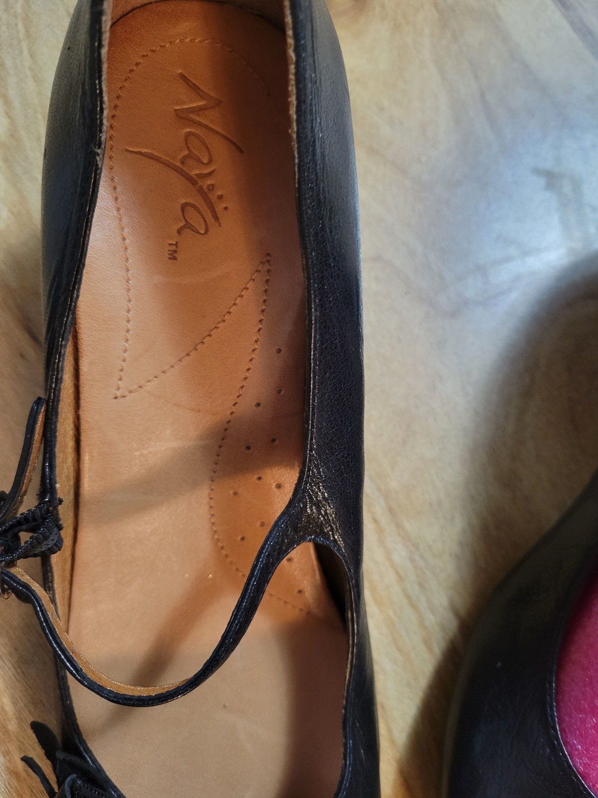 Black Leather Shallow Toe Mary Jane Style Pump By NAYA sz 9-W. Immaculate Condtn