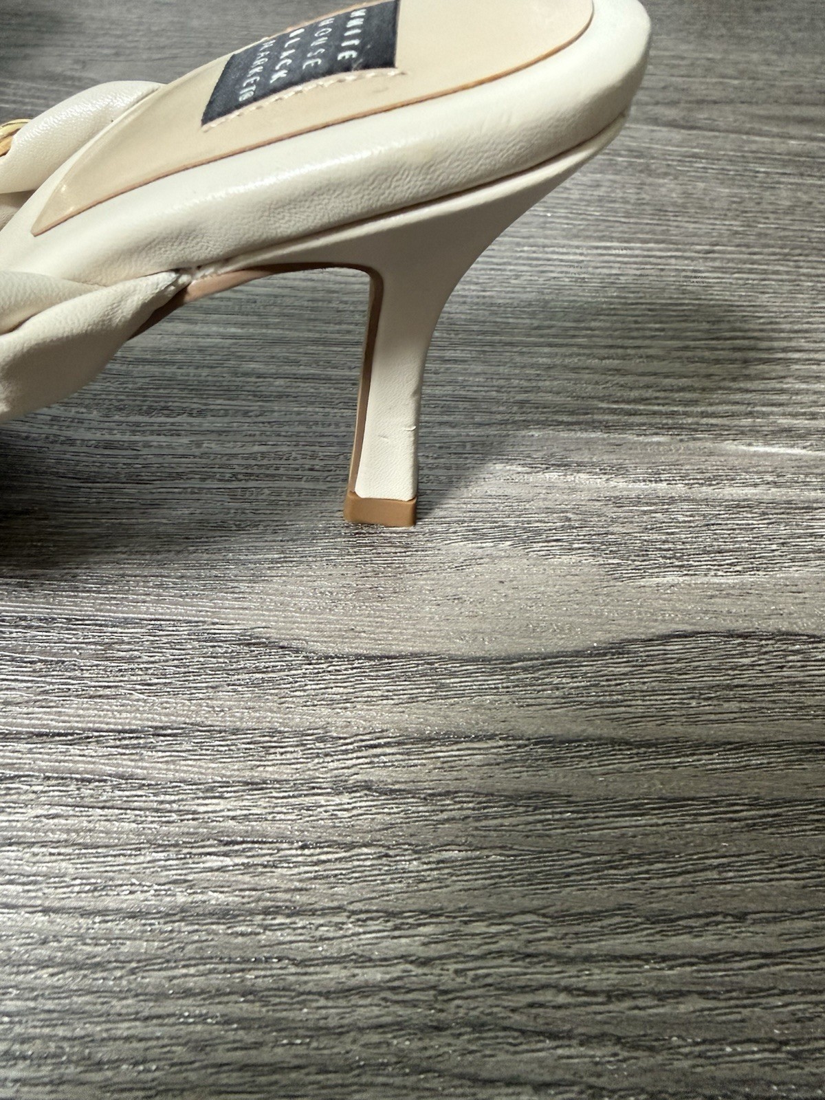 White House Black Market Cream Colored Heels With A Gold Chain Accent Size 6.5