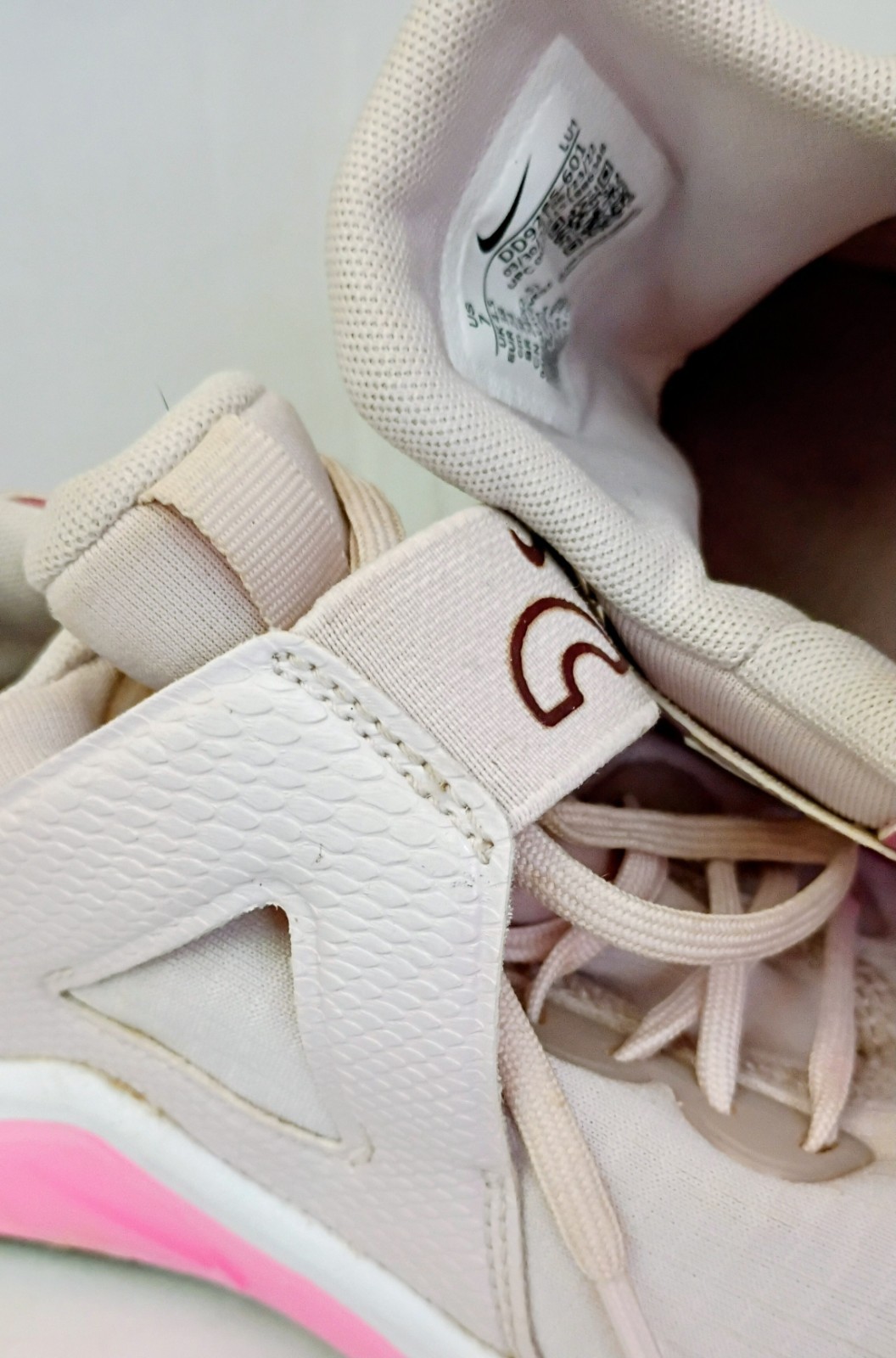 Nike Air Max Bella TR 5 Low Top Lace-Up Sneaker Beige/Pink Woven DD9285-601