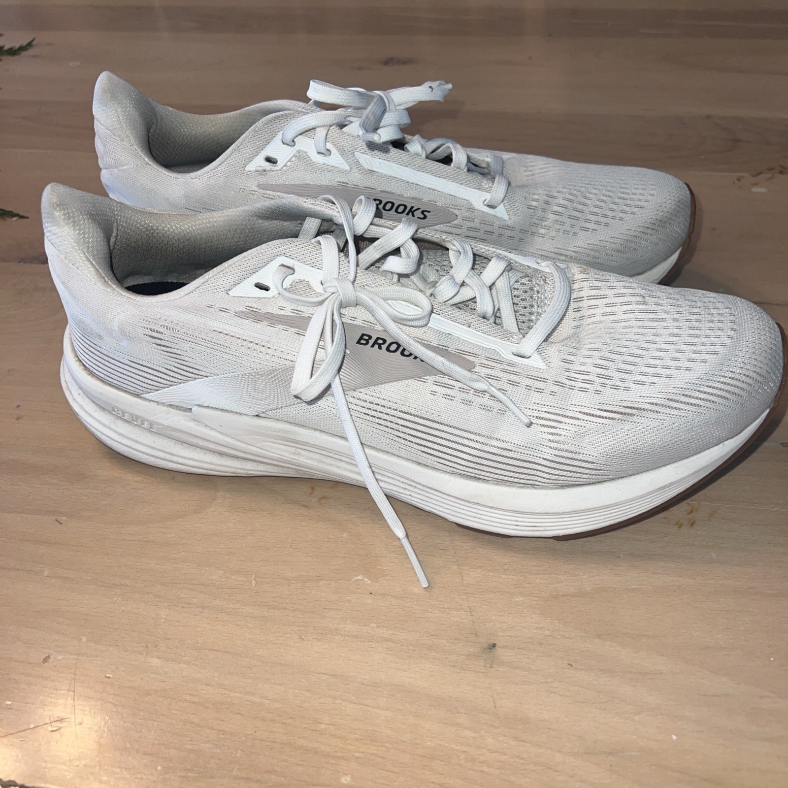 Brooks Revel 8 Women’s 12 Wide White Running Shoe Sneakers