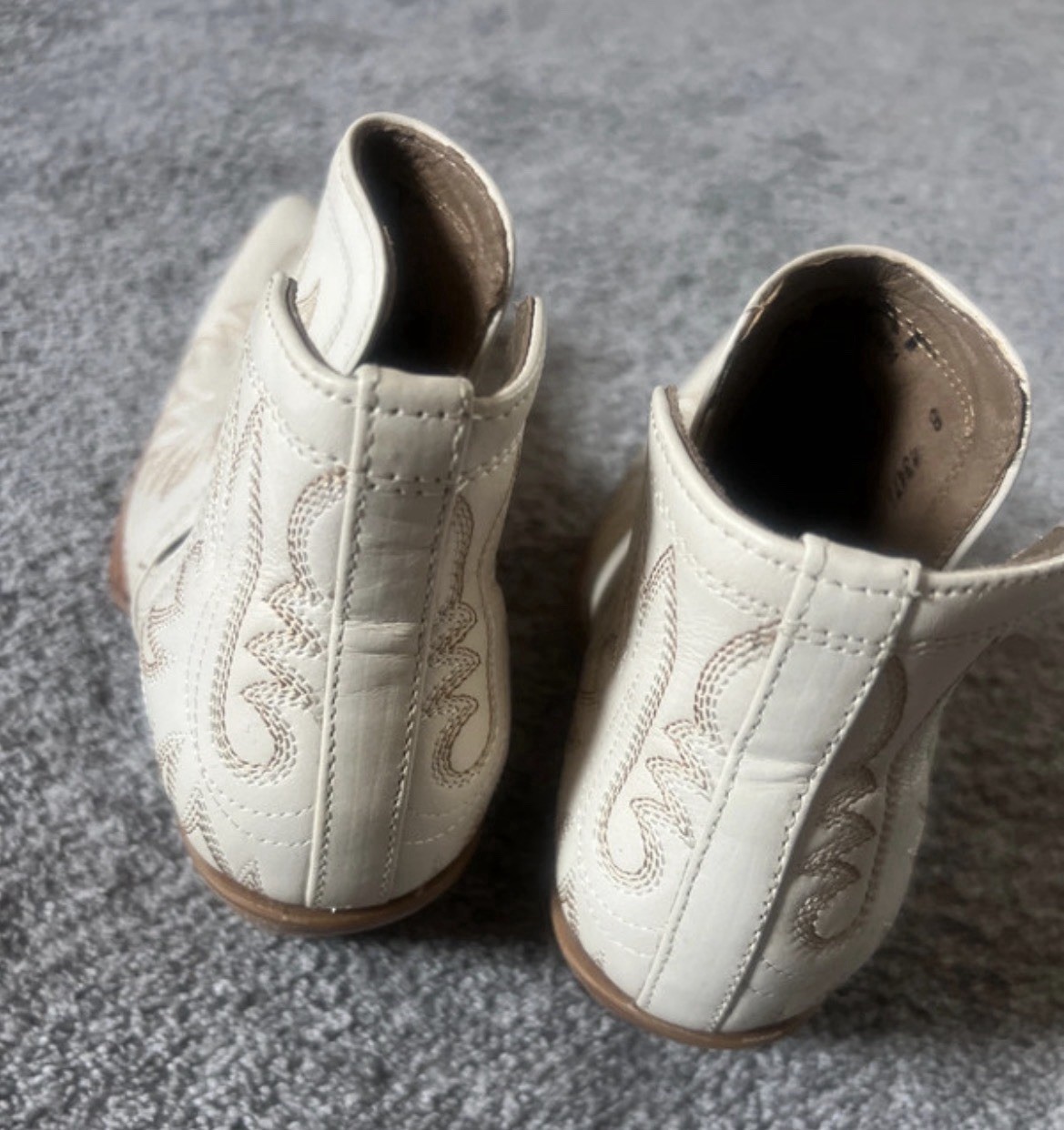 Women’s Ariat Women’s Dixon Ivory Leather Western Bootie 9