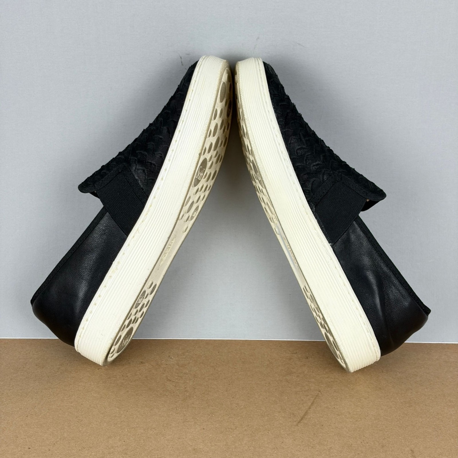 Sofft Somers III Slip On Sneakers Womens 9 Black Leather Textured Casual Comfort