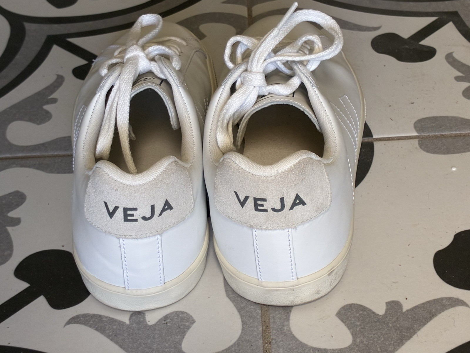 VEJA Low Esplar Leather Lace-Up Sneakers | White Great Condition Womens 9 EUC