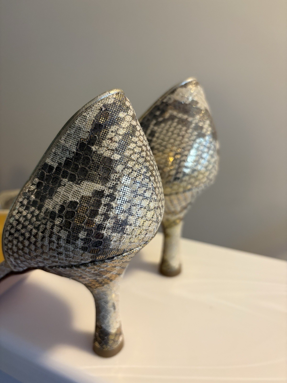 Caligarius Made In Italy Golden Faux Snake Texture Sz 8/9.5 Point Toe 3.25” Heel