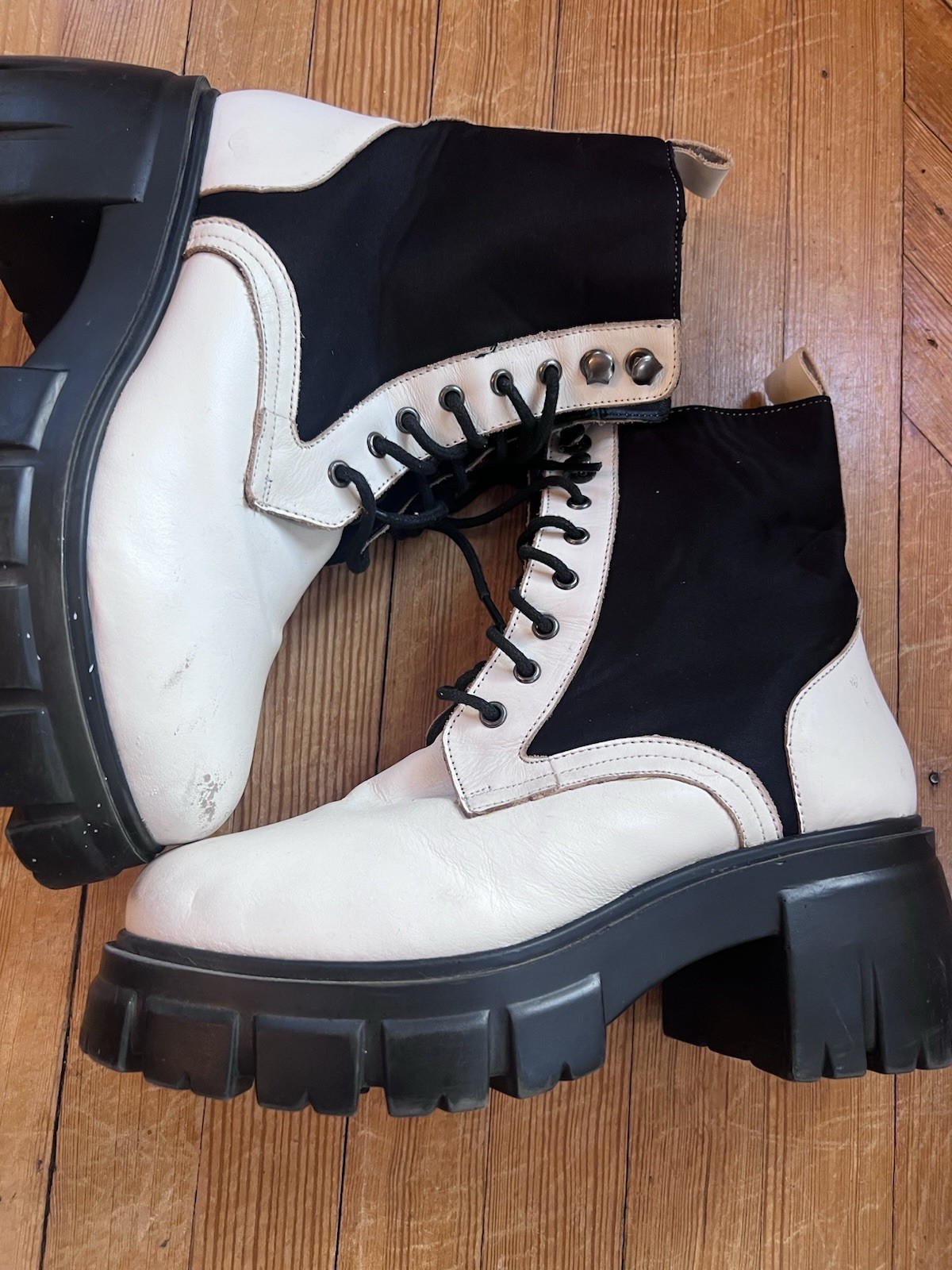 Secret Celebrity Living It Up Women’s Black/white Platform Boots, Size 10 M