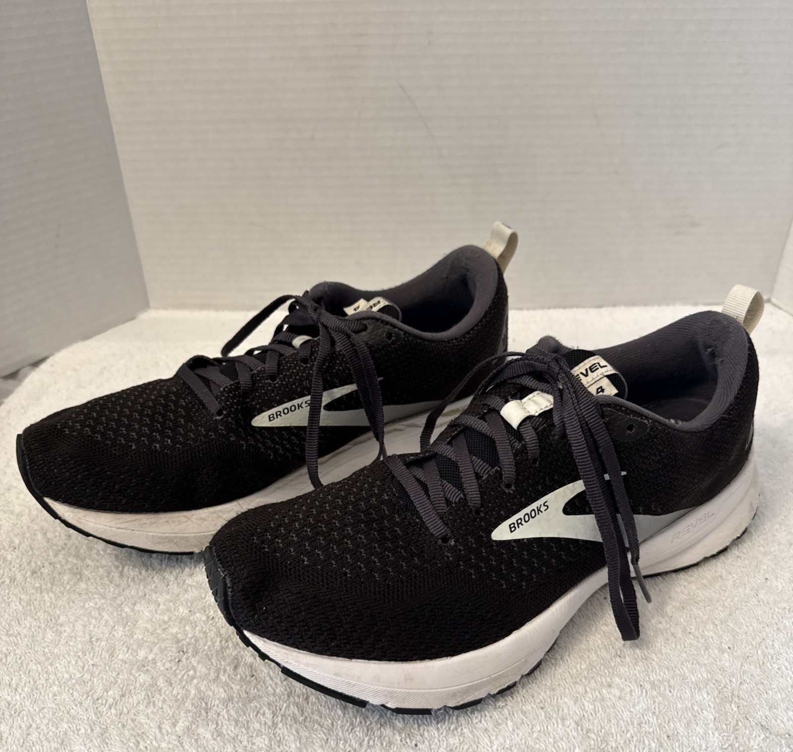 Brooks Womens Revel 4.0 Black/White Sneakers Size 10M 1203371B063