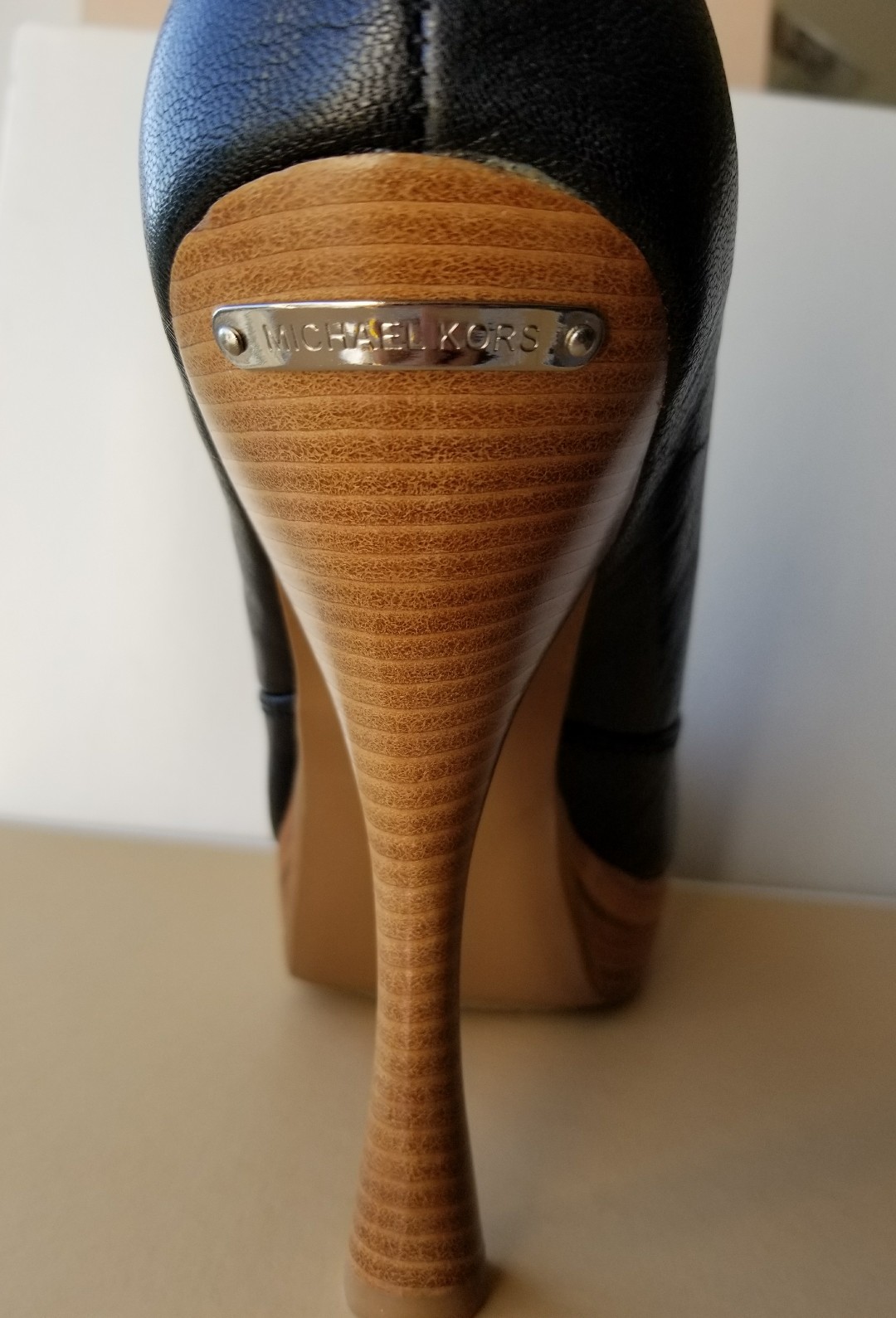 Michael KORS MK BELINDA SILVER LOGO PLATE ROUND TOE PUMPS US 10 I LOVE SHOES