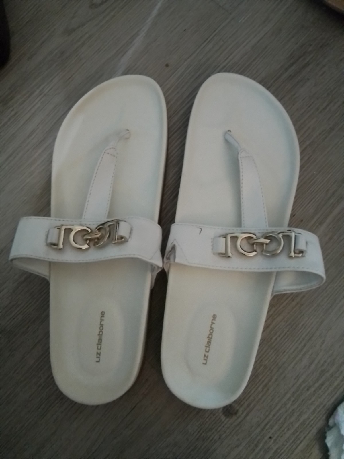 Liz Claiborne White T-Strap Sandals Women’s Size 10 Gold Buckle Logo Look New