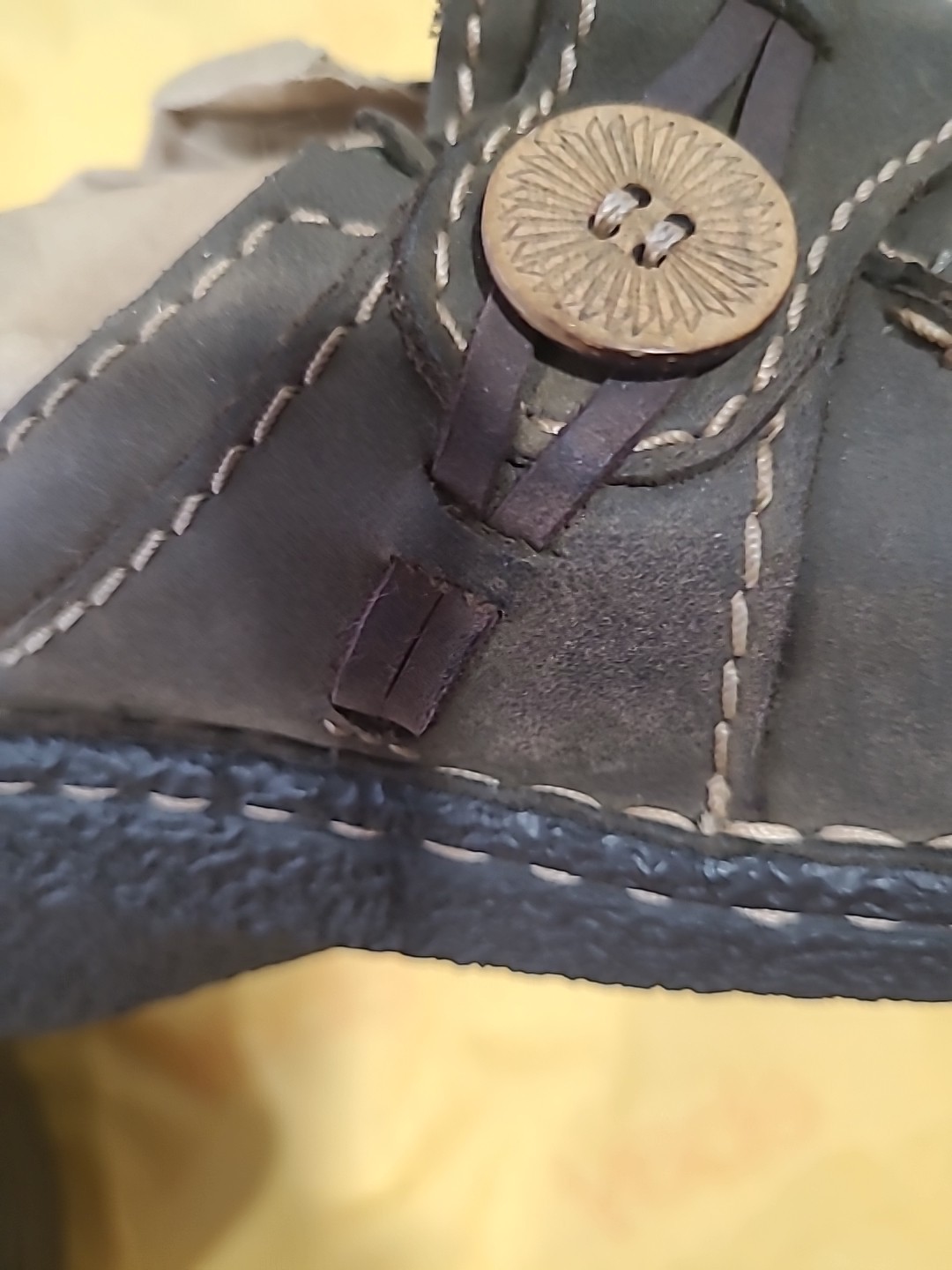 Clarks Artisan Brown Leather SlipOn Stiched Button detail Mules Clogs Boho 8.5M