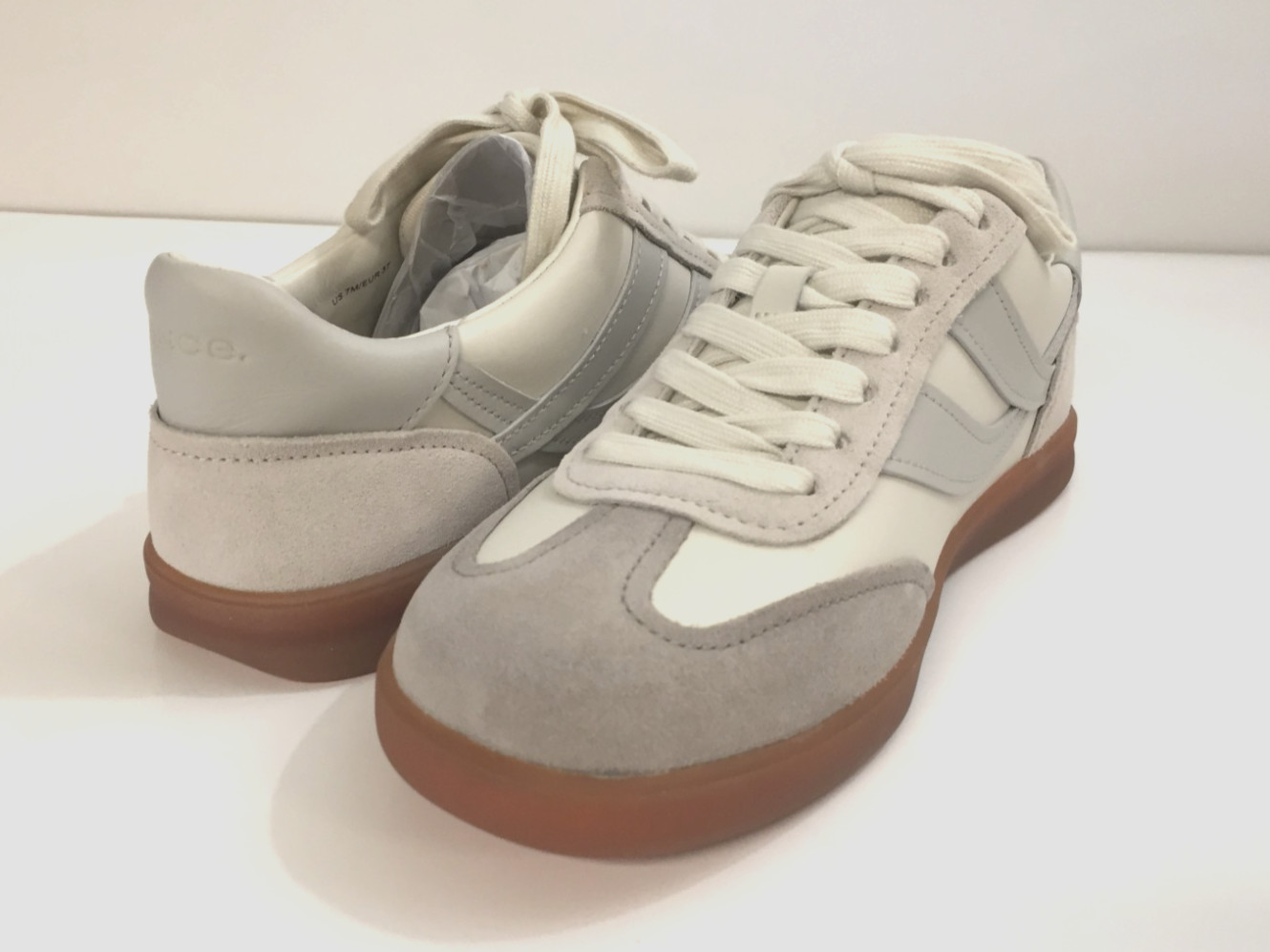Vince Women’s Oasis Sneakers Foam White/Hazelstone Grey Leather Tennis Shoes