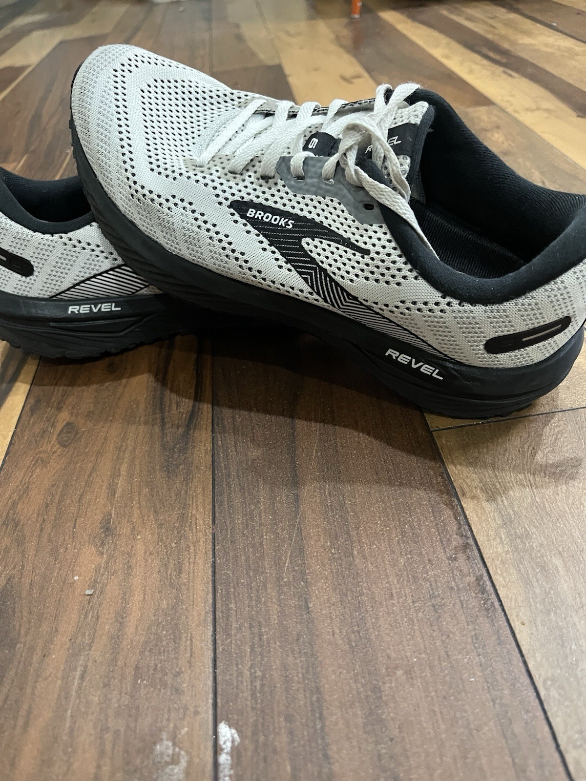 Brooks Revel 6 White/Black Lace Up Mesh Low Top Running Sneaker 120386-1B-121