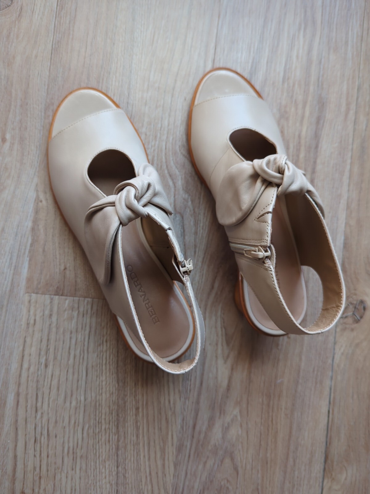 Bernardo Luna Lizzie Peep Toe Bow Sandal Womens 8 Pale Tan Beige Nude
