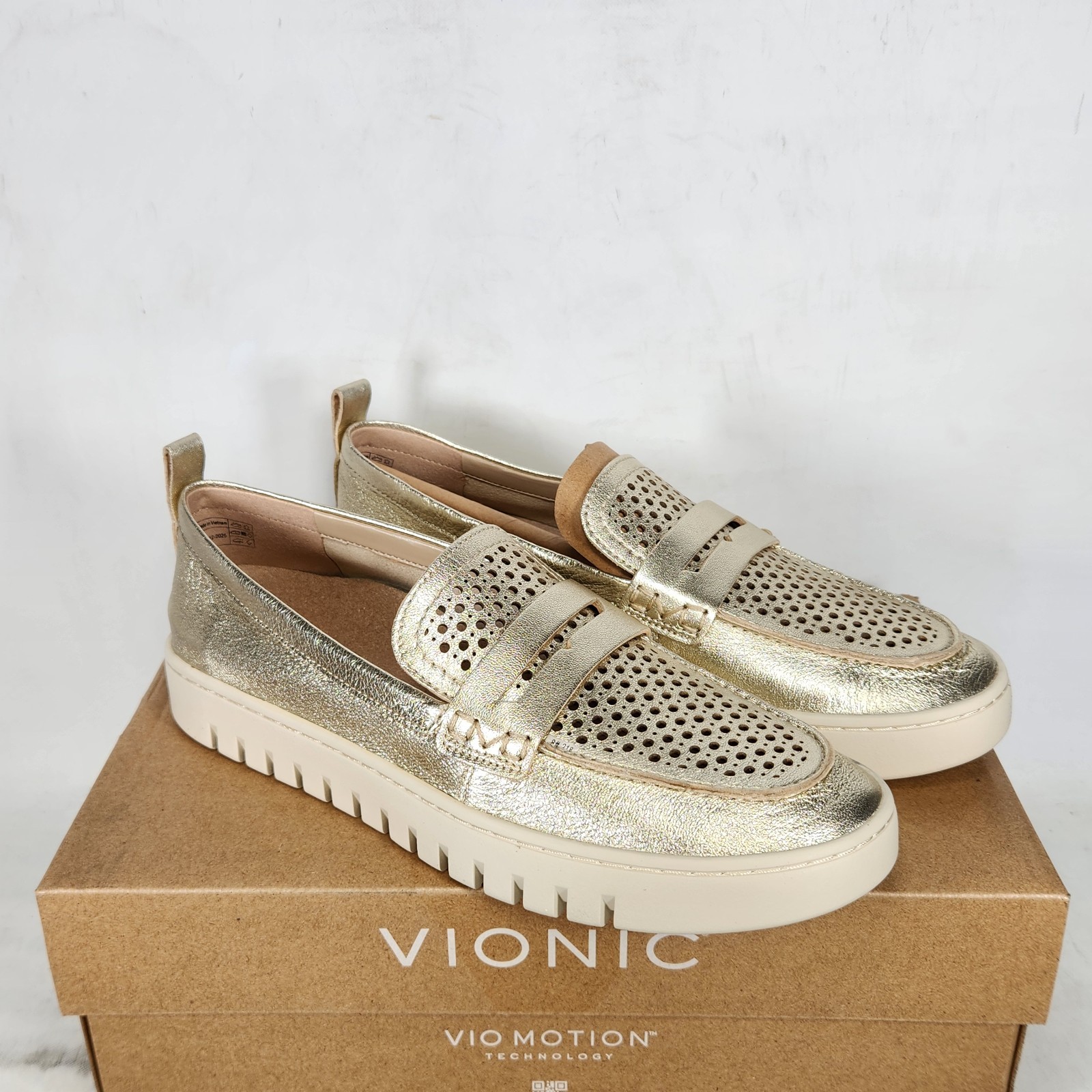 7 WOM – Vionic Uptown Perf – Gold LEATHER