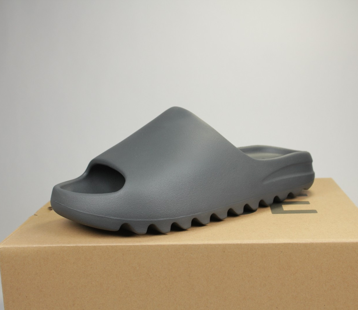 Adidas Yeezy «Slate Grey»- NEW WITH BOX -FAST SHIPPING – Unisex Slide- ID2350