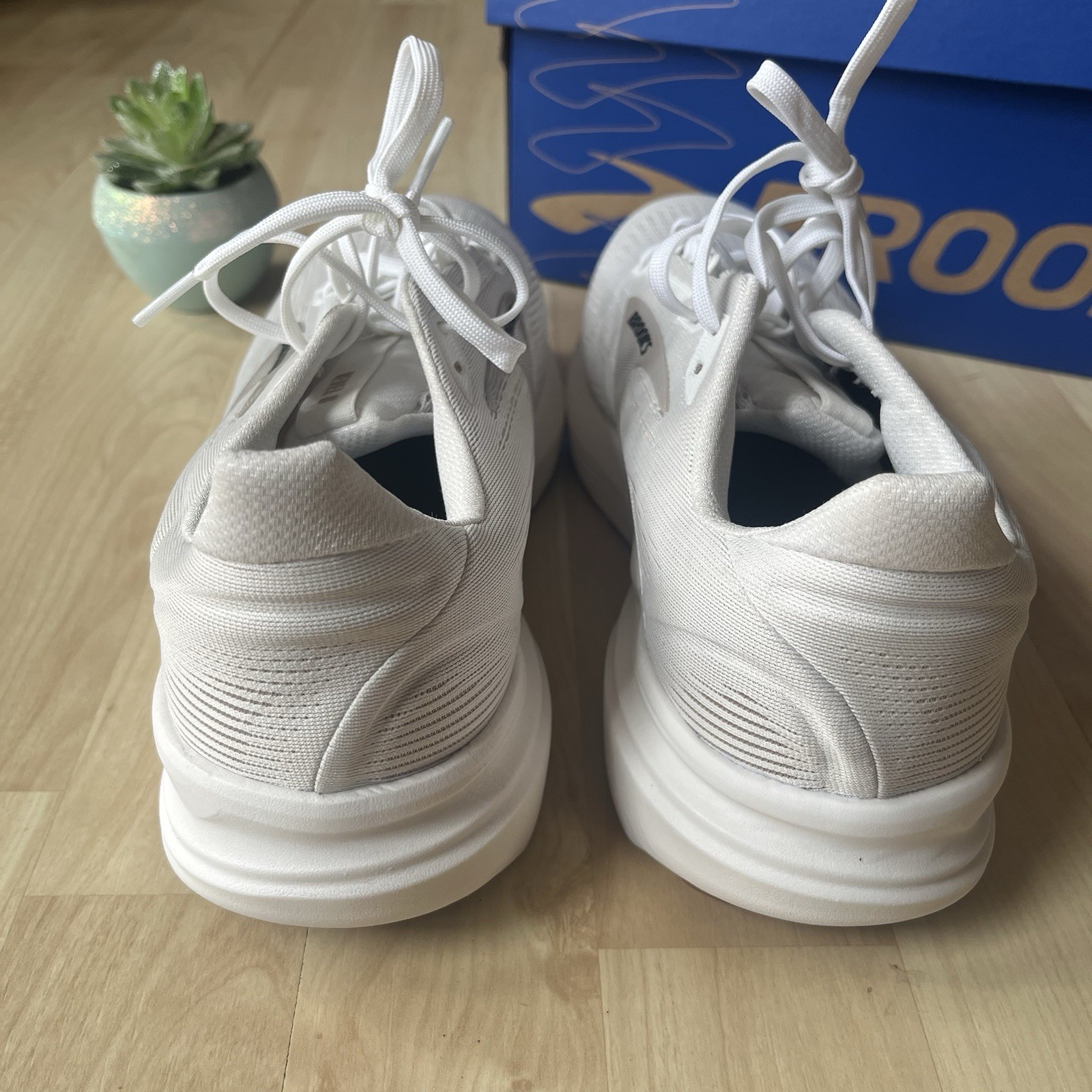 New In Box Size 10D Wide – Brooks Revel 8 White Chateau Grey