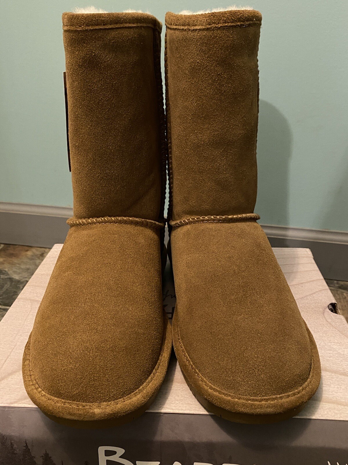 New w/ Box Bearpaw Women’s Emma Short 608W, Hickory II 220, Size 10