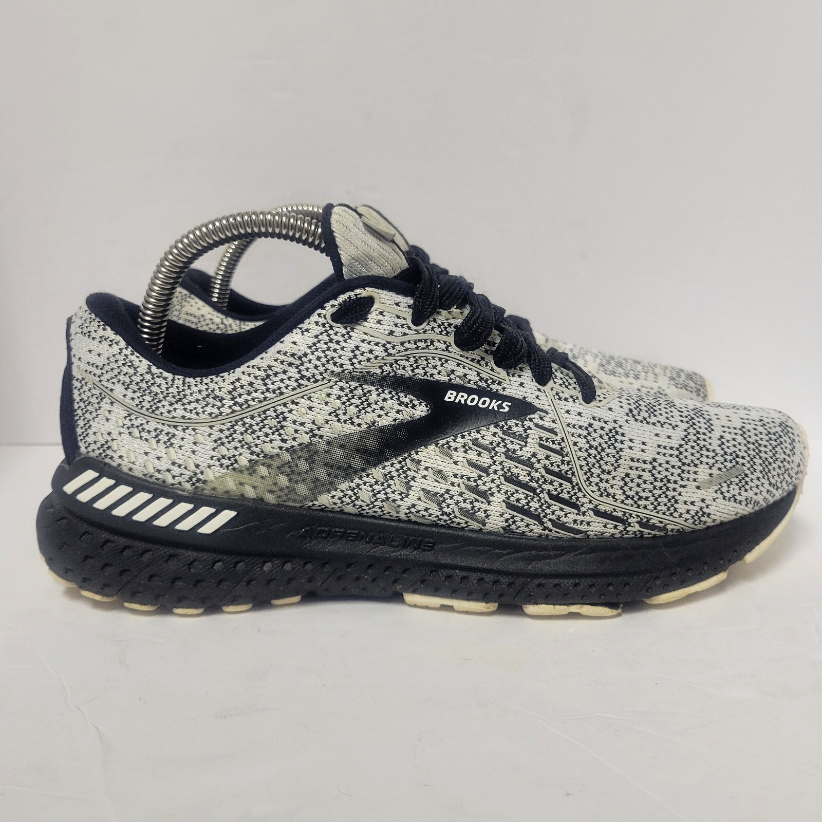 Brooks Adrenaline GTS 21 Womens Sz 8B White Black Running Shoes 1203291B135 Oreo