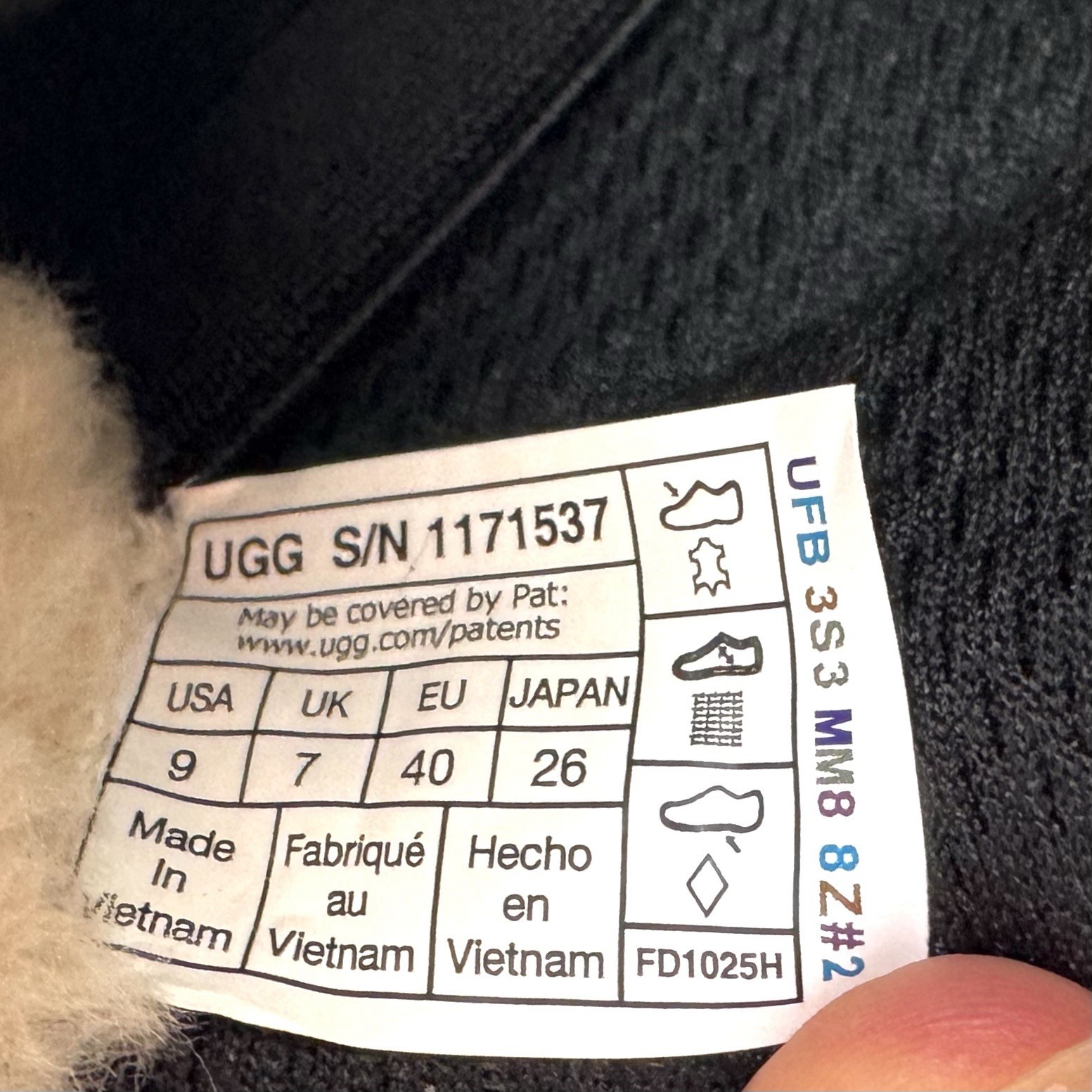 UGG Lowmel Premium Black Leather Lace up Sneakers Sherpa Lined Women’s Sz 9 New