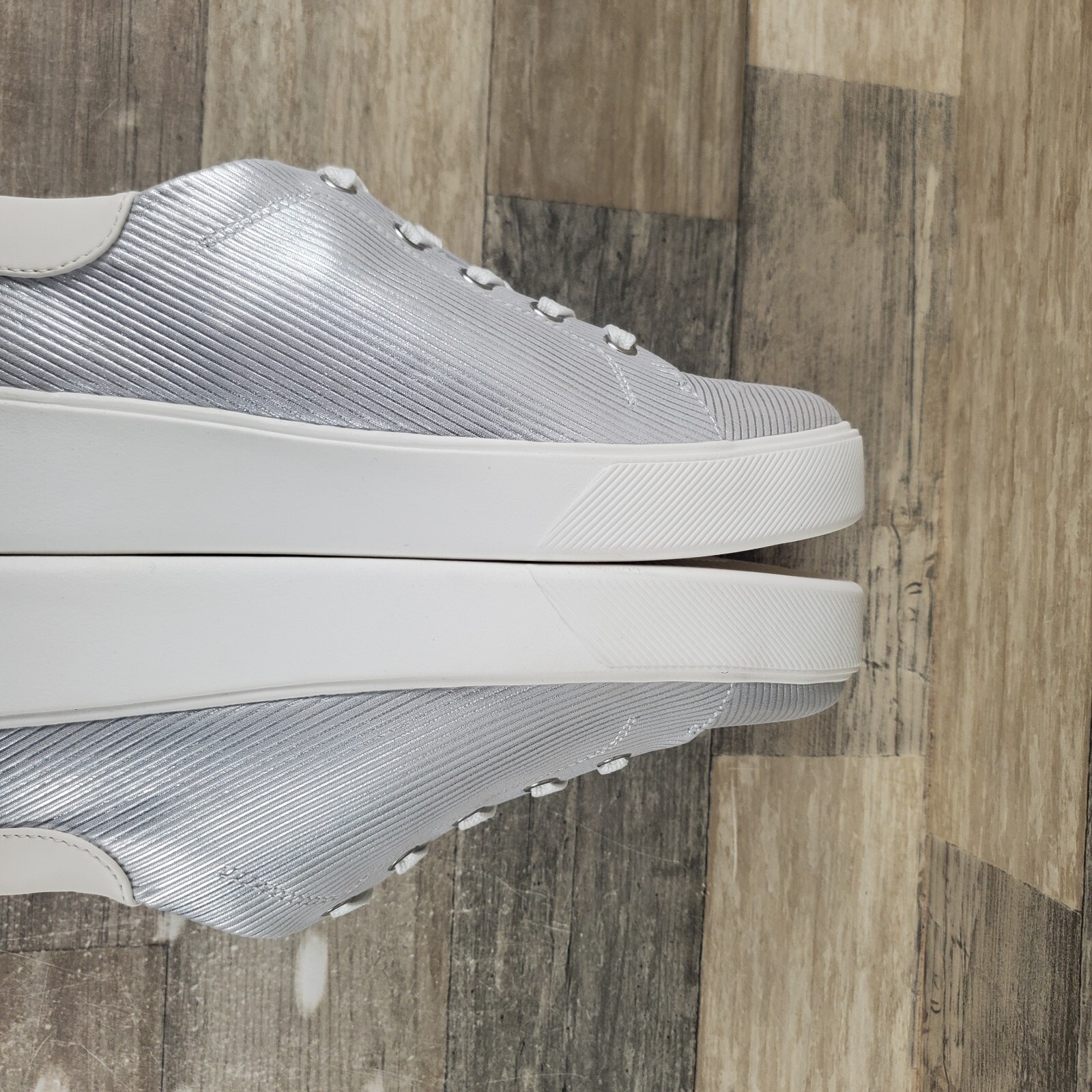 Naturalizer Morrison 2.0 Womens Sneaker Sz 8.5 W Silver Lace Up Low Top Casual