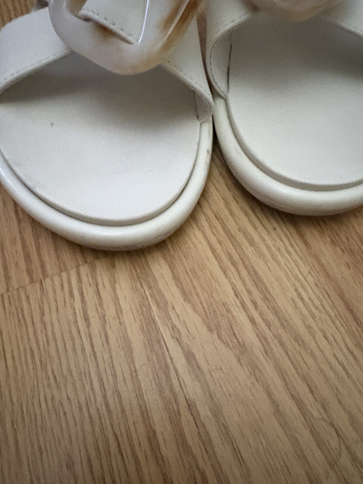 olukai womens 8 Leather Slides