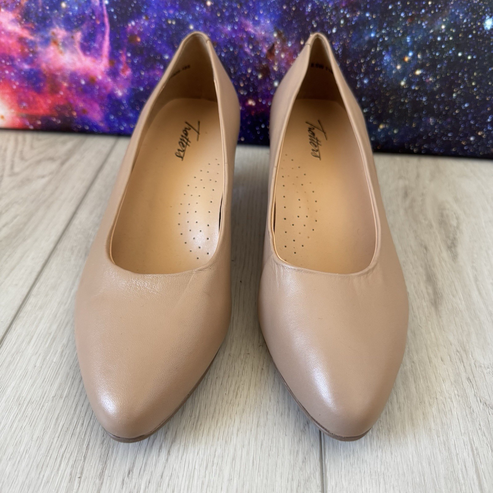 TROTTERS Womens Beige Kiera Pointed Toe Kitten Heel Slip On Pumps Sz 8.5