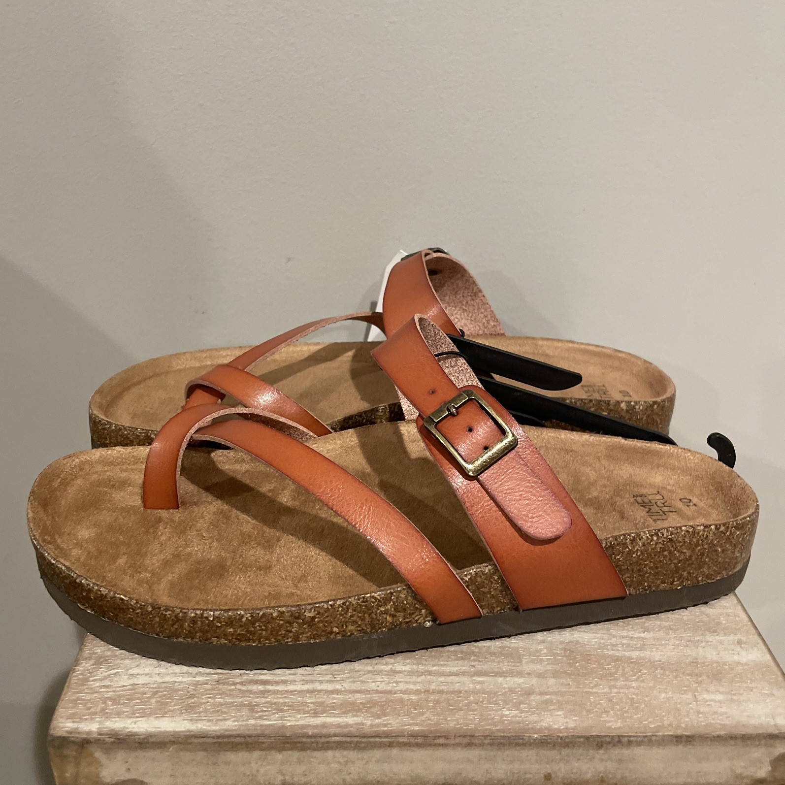 Time and Tru Women’s Brown Cognac Thong Sandals Size 10 NEW with Box