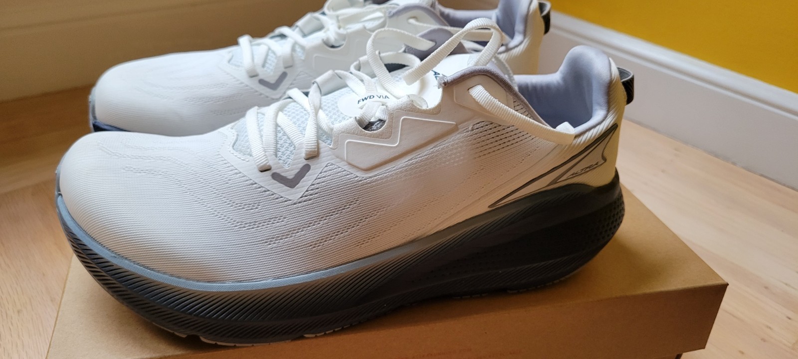 Altra FWD VIA men’s running shoes NIB no flaws 11.5 white on blue Egoflo