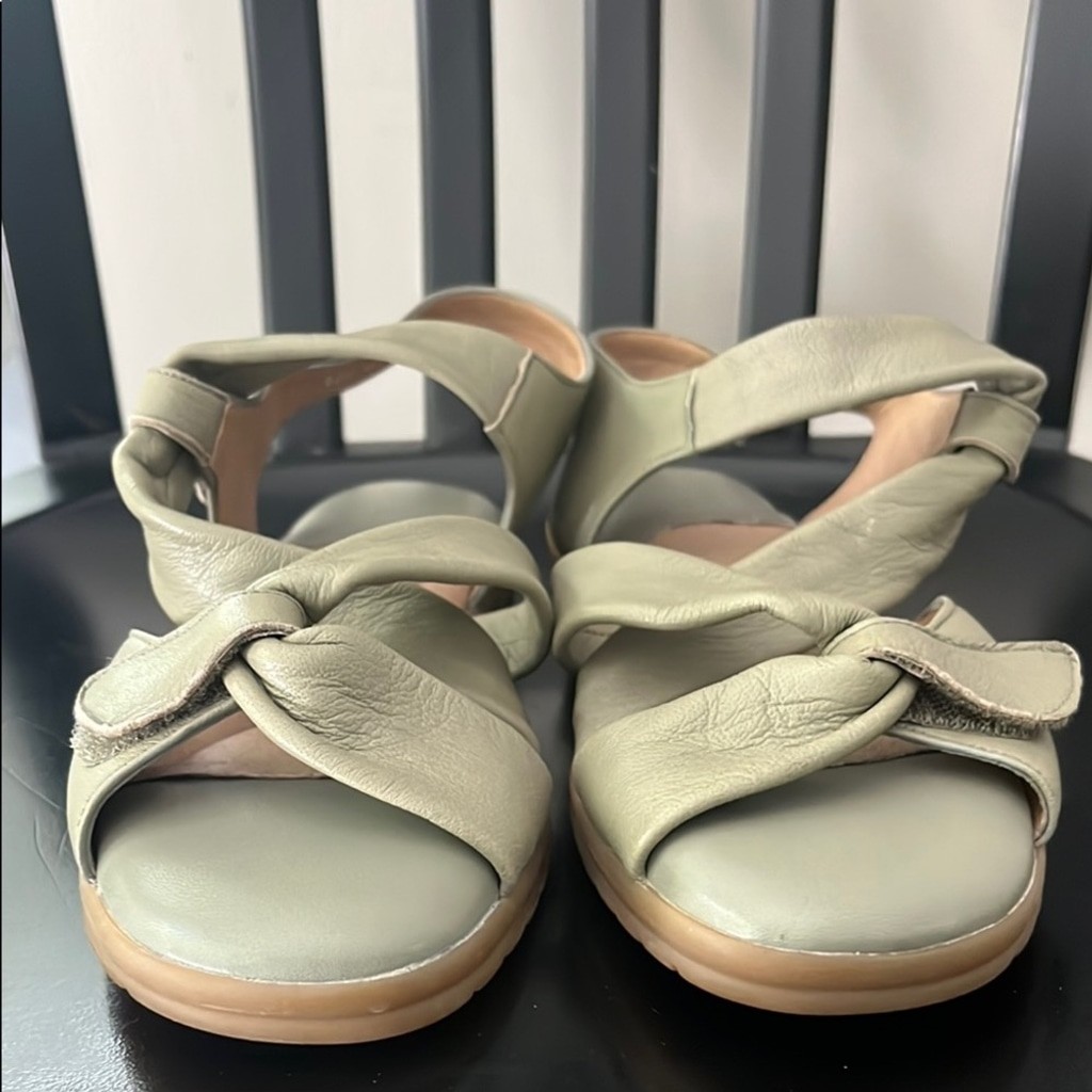 BeautiFeel Green Leather Sandals w/ Adjustable Straps and Cushioned Footbed