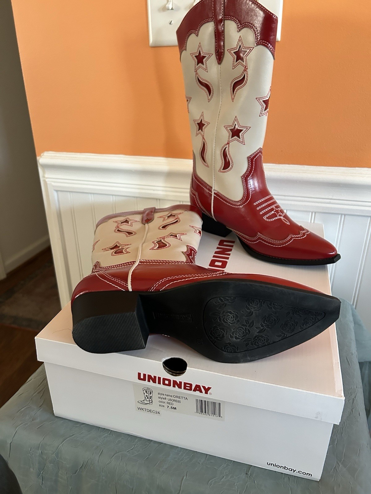 Unionbay Women’s Oretta Star Western Boot in red with star cutouts. Size 7 1/2