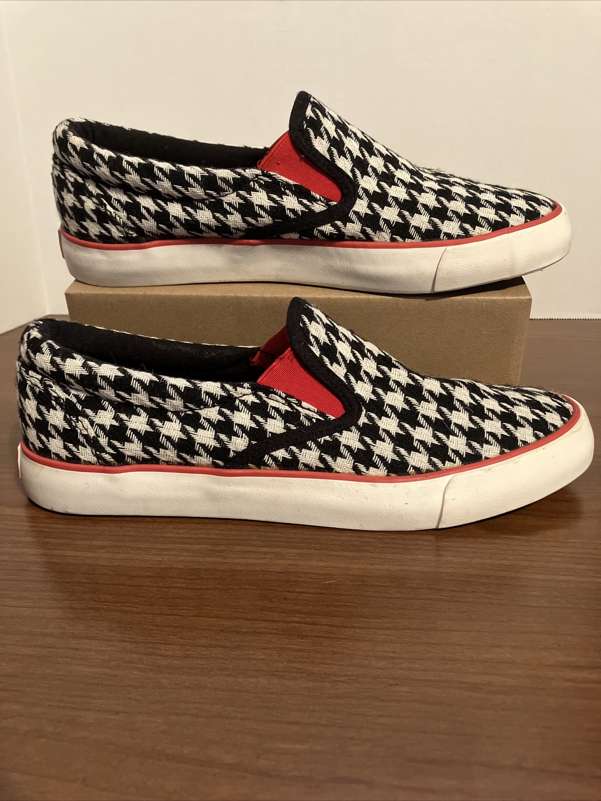 Gotta Flurt Women’s 7 Houndstooth Coastal Bama Slip On Skate Sneaker
