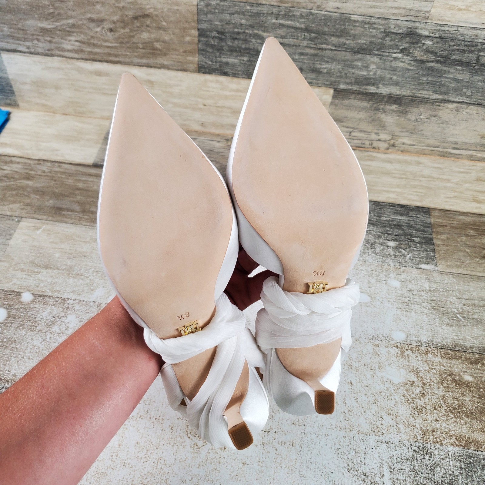 Badgley Mischka Blaze Womens Pump Sz 8.5 White Satin Leather Slip On Pointed Toe
