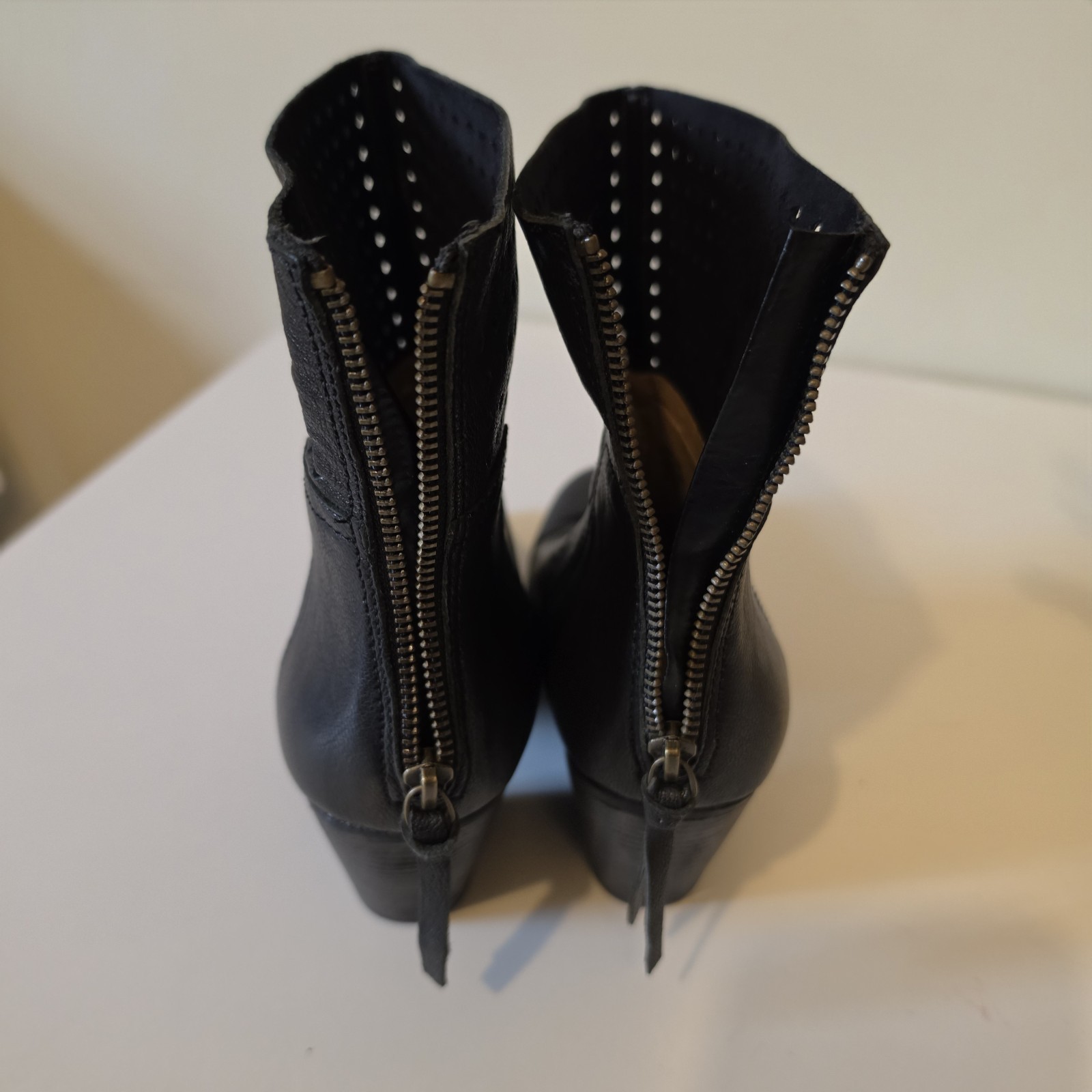 Nine West Black Leather Ankle Bootie Round Toe Back Zip Perforated US 10M