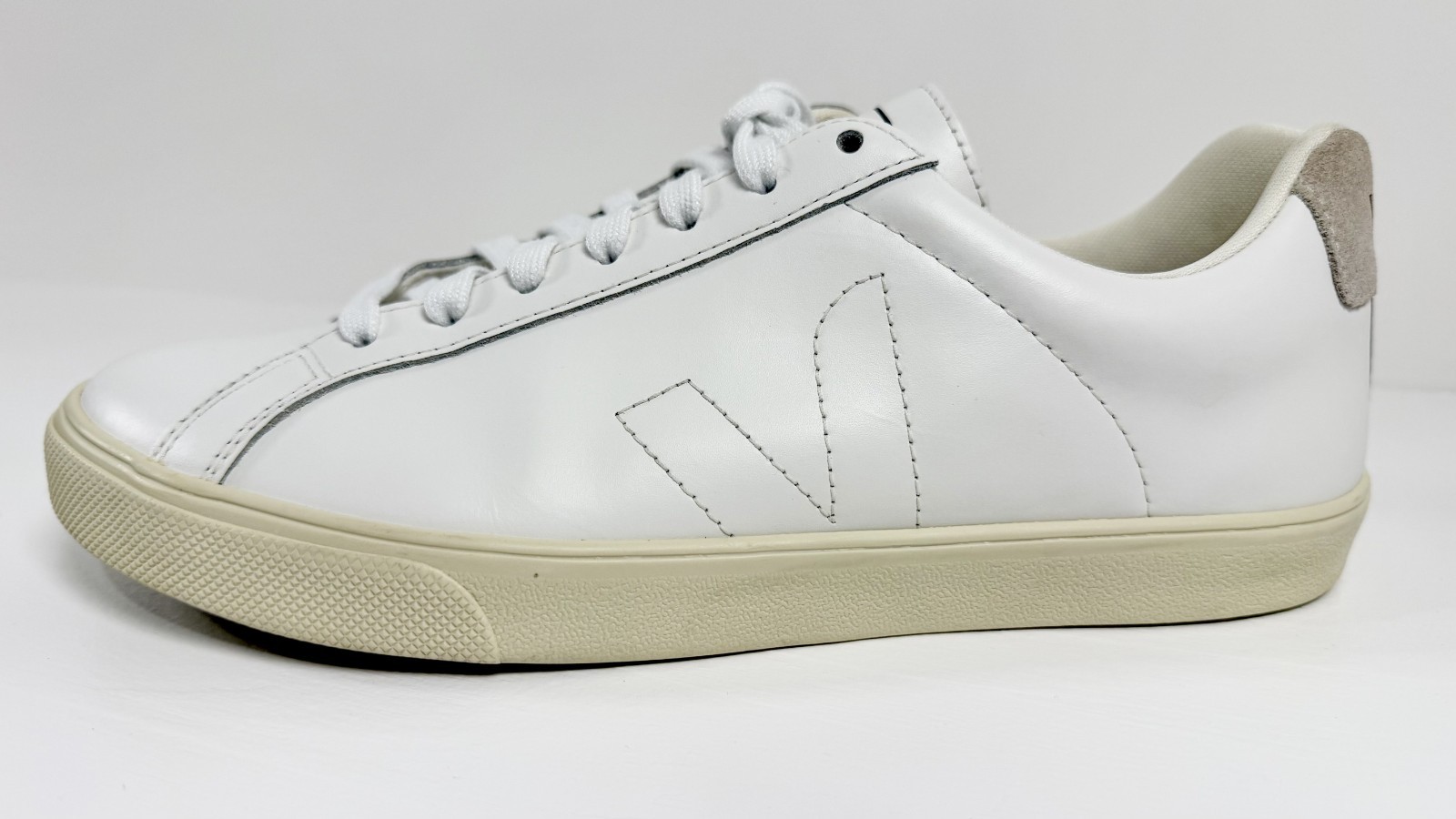Veja Esplar White Leather Sneakers – Women’s Size 9 – Men’s Size 7 – EU 40