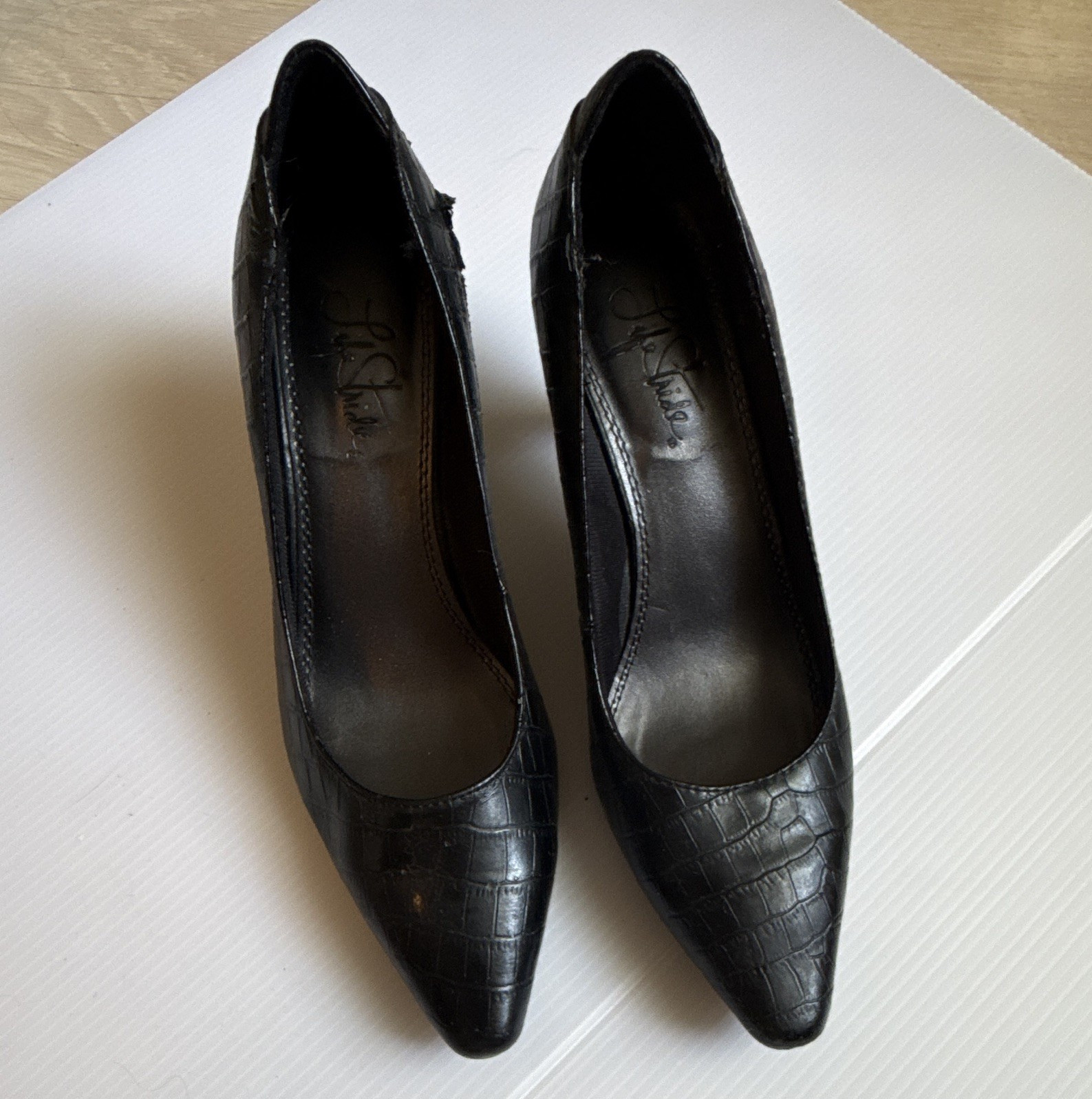 Life Stride Women’s Black faux Leather Croc Textured Pointed Toe Pump Heels US 6