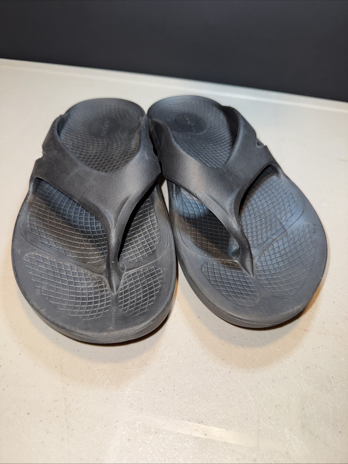 OOFOS flip flop Sandal Lightweight Recovery Footwear Reduces Stress Shoe M10 W12