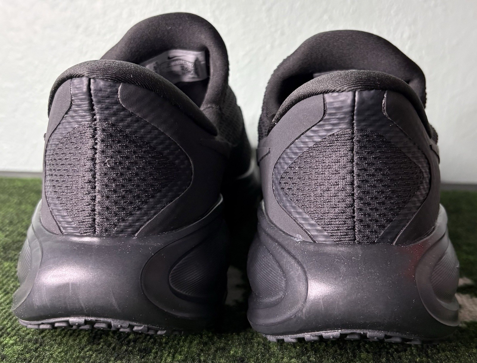 US Men’s 8.5/Women’s 10 – Nike Revolution 8 EasyOn «Anthracite» HQ2414-003