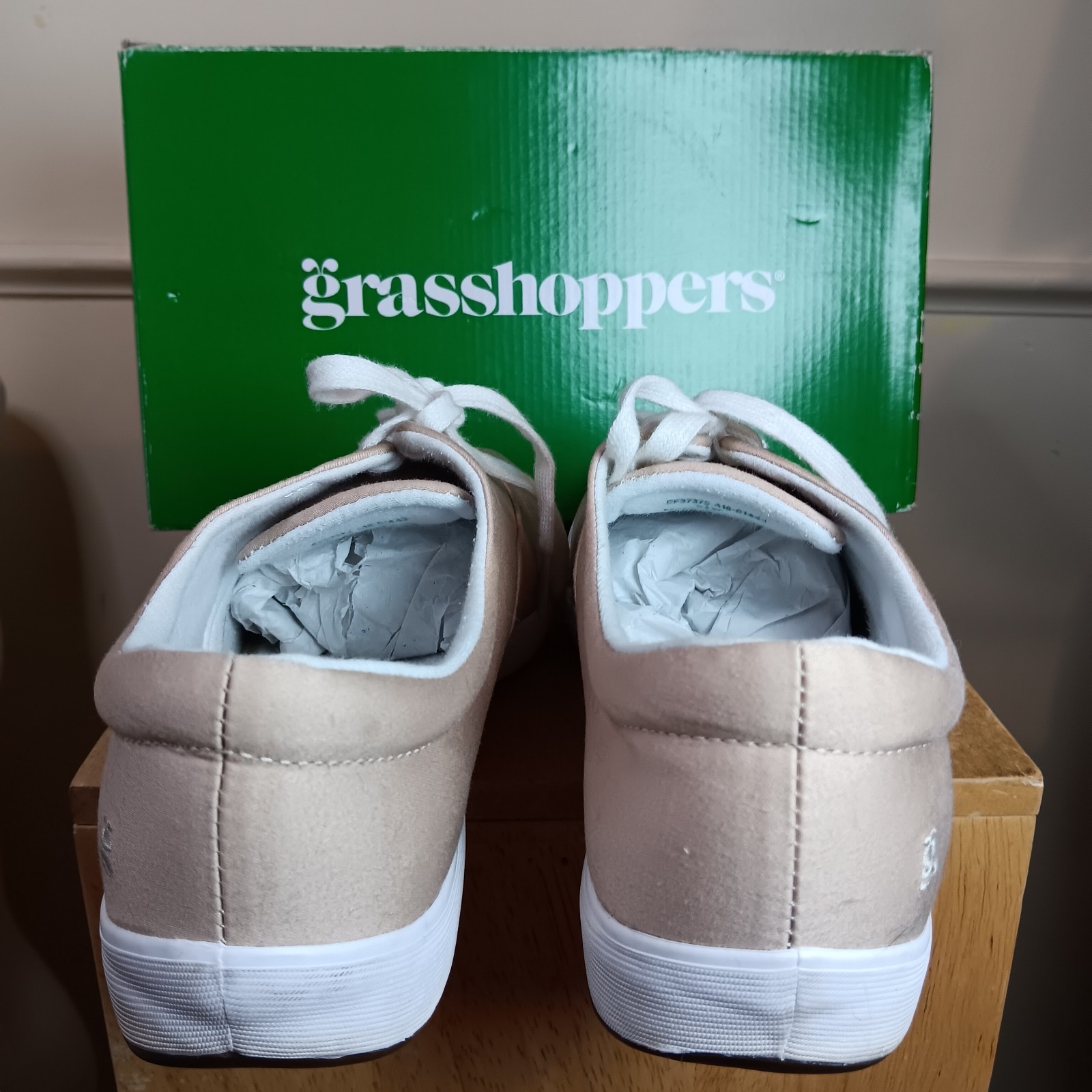 New With Box Grasshoppers Janey Memory Foam Orthopedic Comfort Sneaker 9.5 W