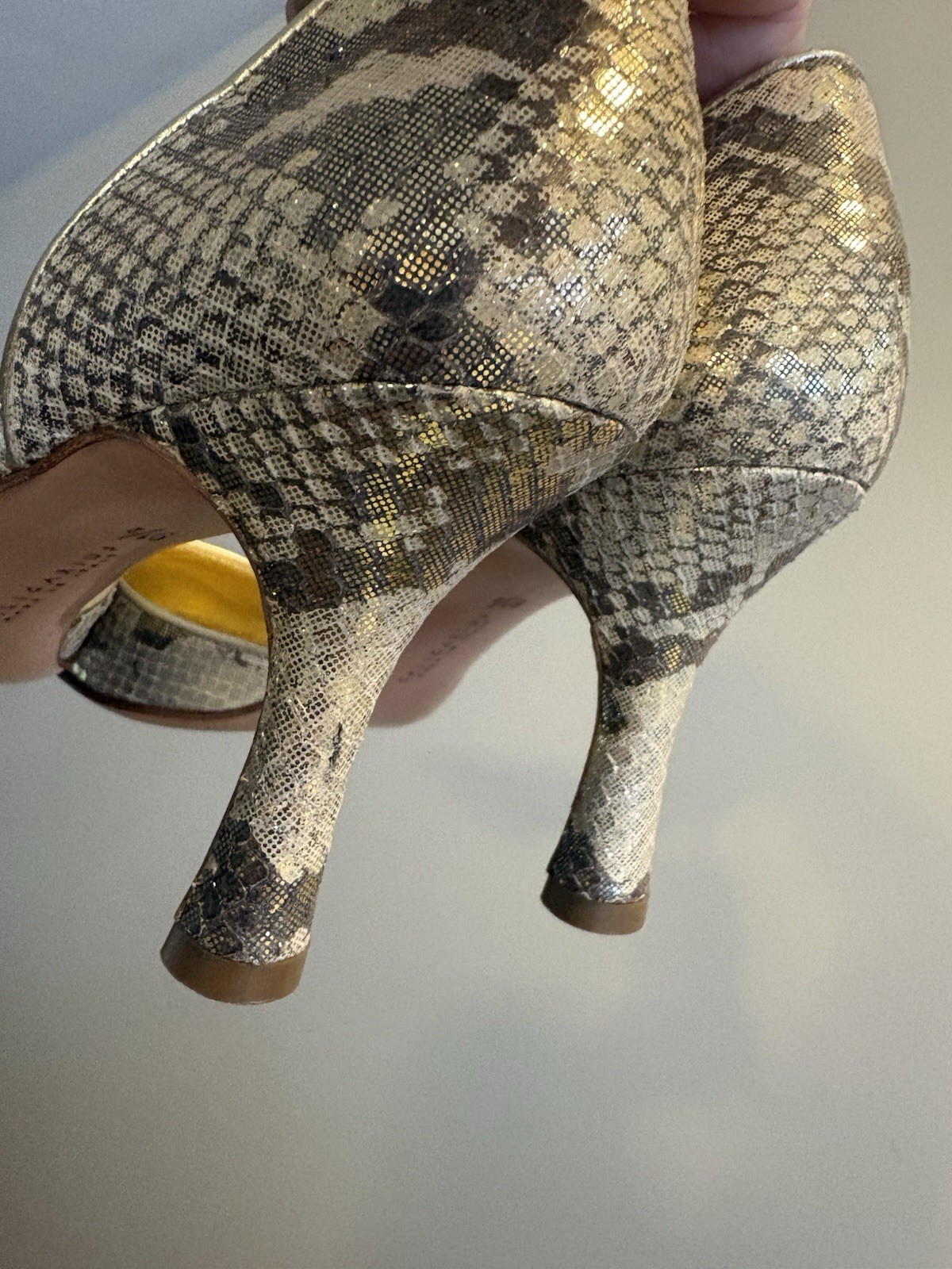 Caligarius Made In Italy Golden Faux Snake Texture Sz 8/9.5 Point Toe 3.25” Heel