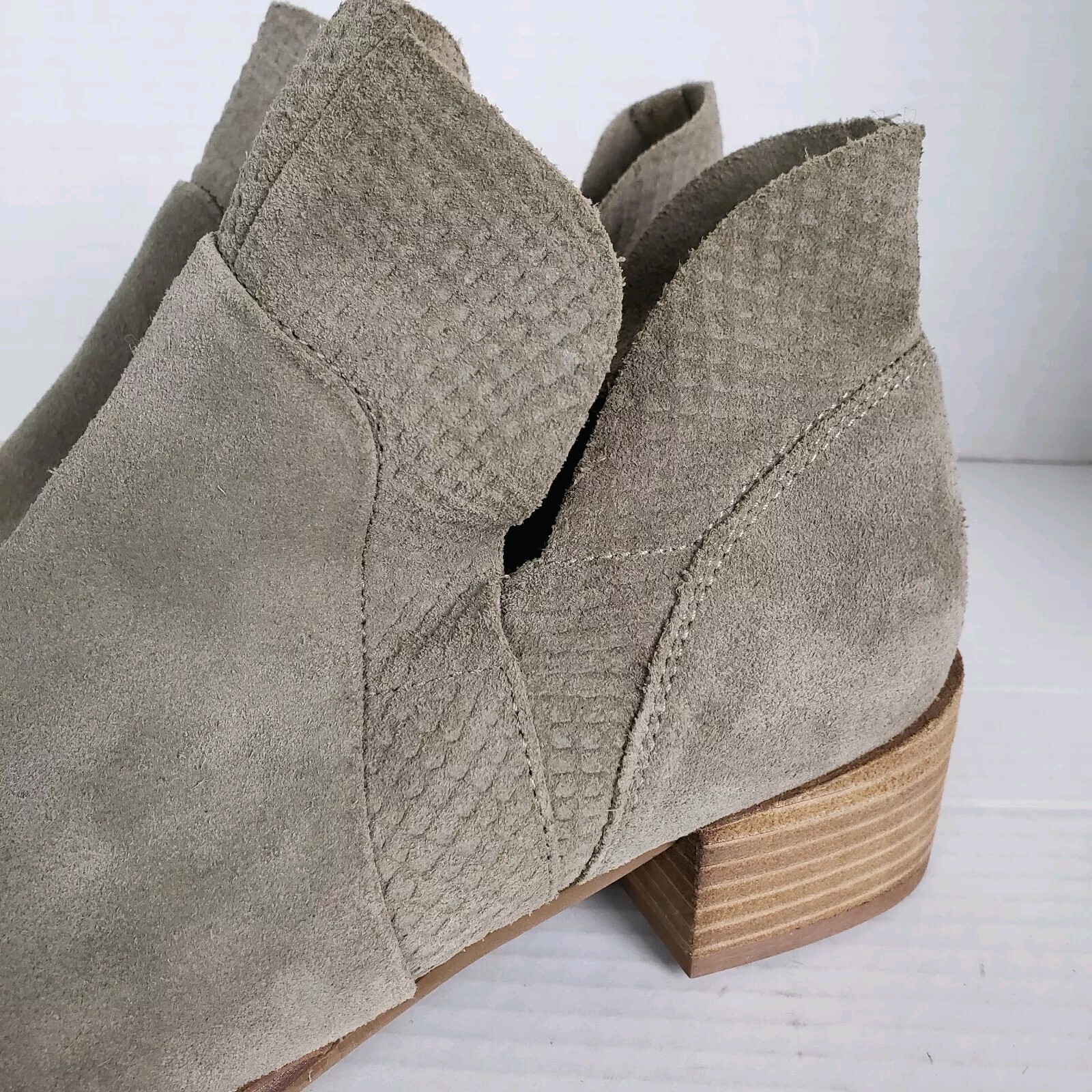 Seychelles Ankle Boots Womens 8.5 Gray Suede Leather Embossed Block Heel Zip