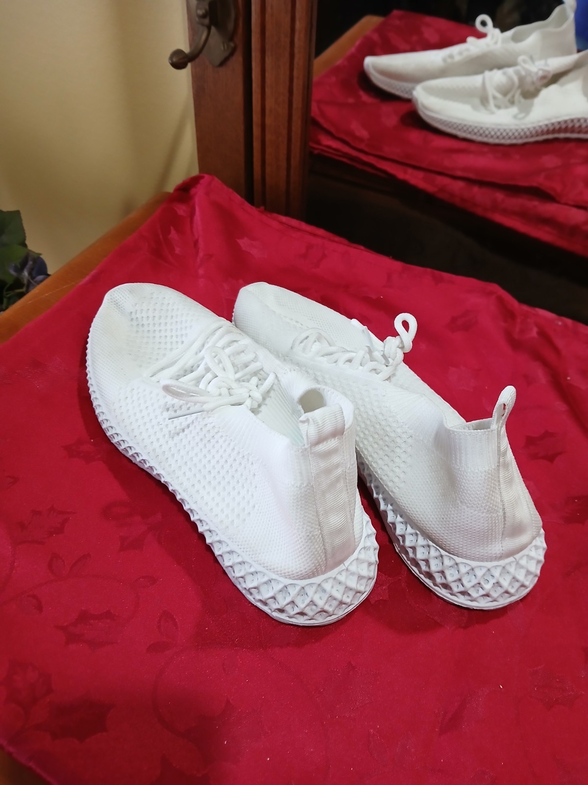 Taxi Women’s White Knit Sock Sneakers Lace Up Lightweight Size 9