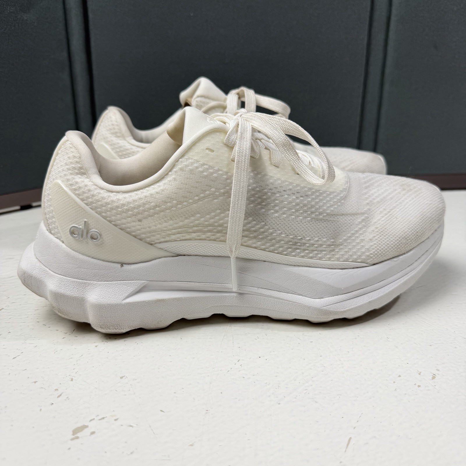 ALO Yoga Runner Men 7 | Women 8.5 White Athletic Low Top Sneakers Shoes A0590U