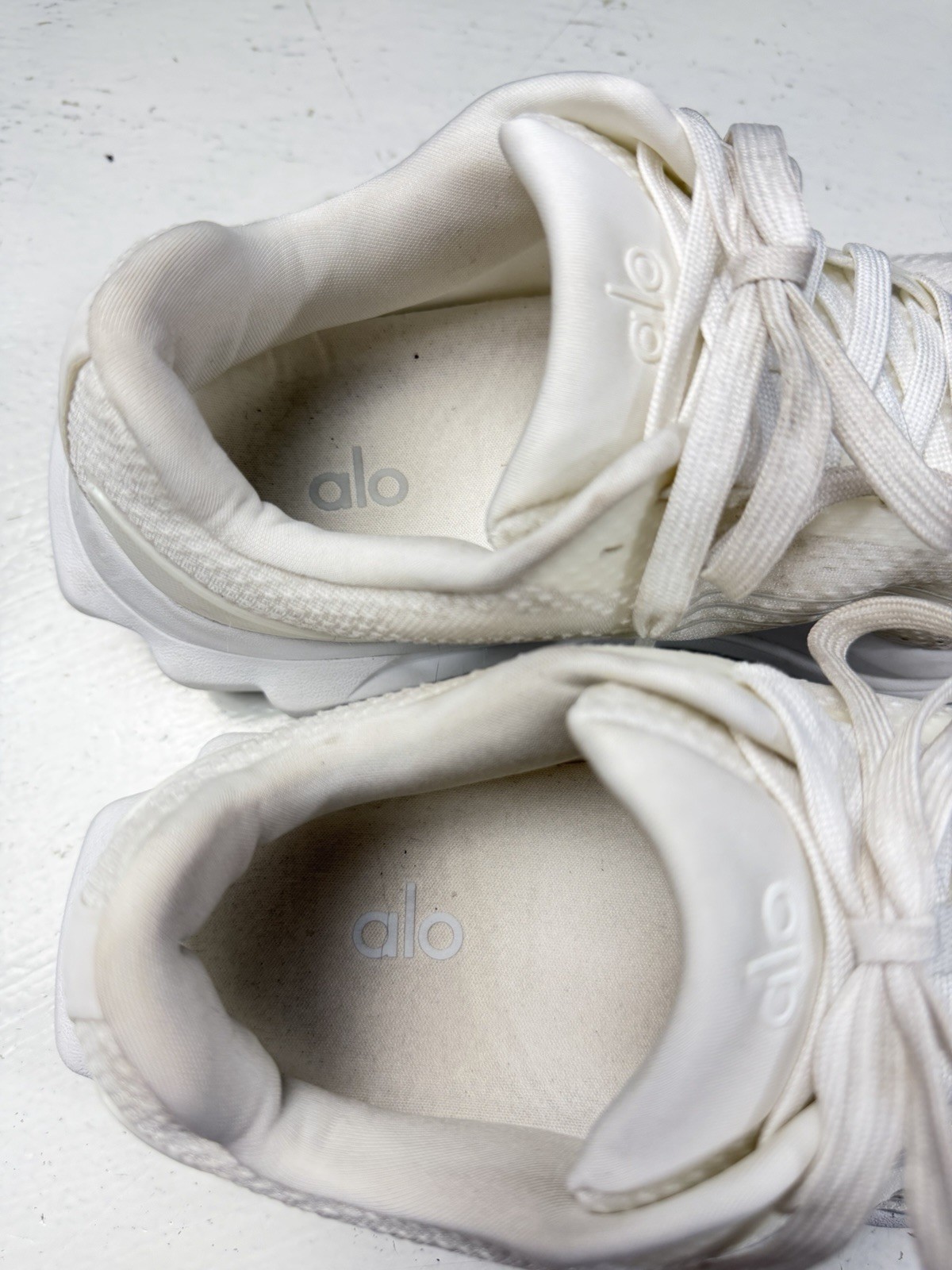 ALO Yoga Runner Men 7 | Women 8.5 White Athletic Low Top Sneakers Shoes A0590U
