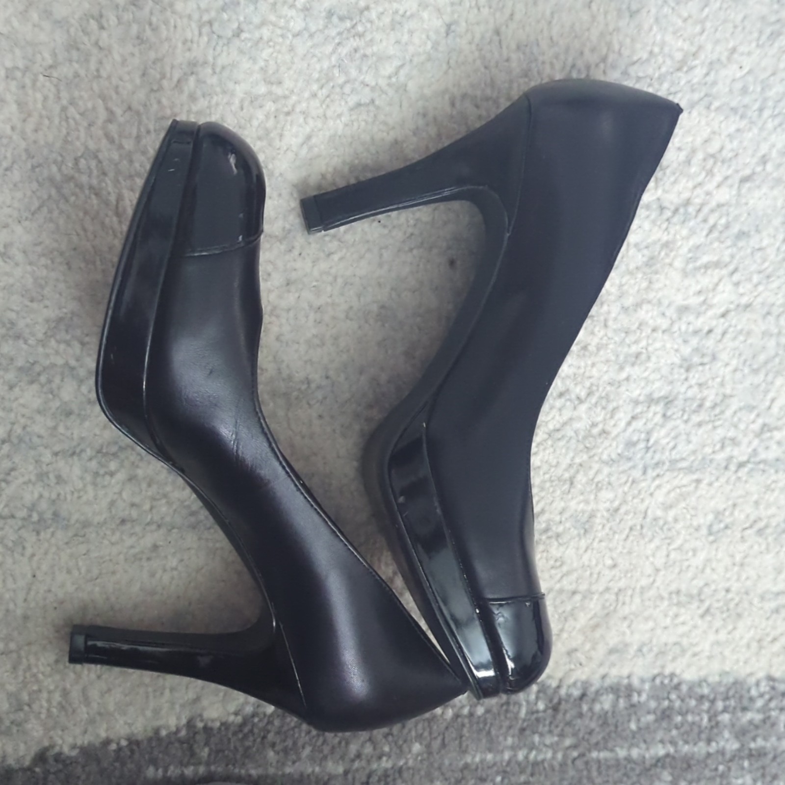 Tahari Women’s Black Leather Cap Toe Pump Stiletto Heel Round Toe Slip-On 5.5