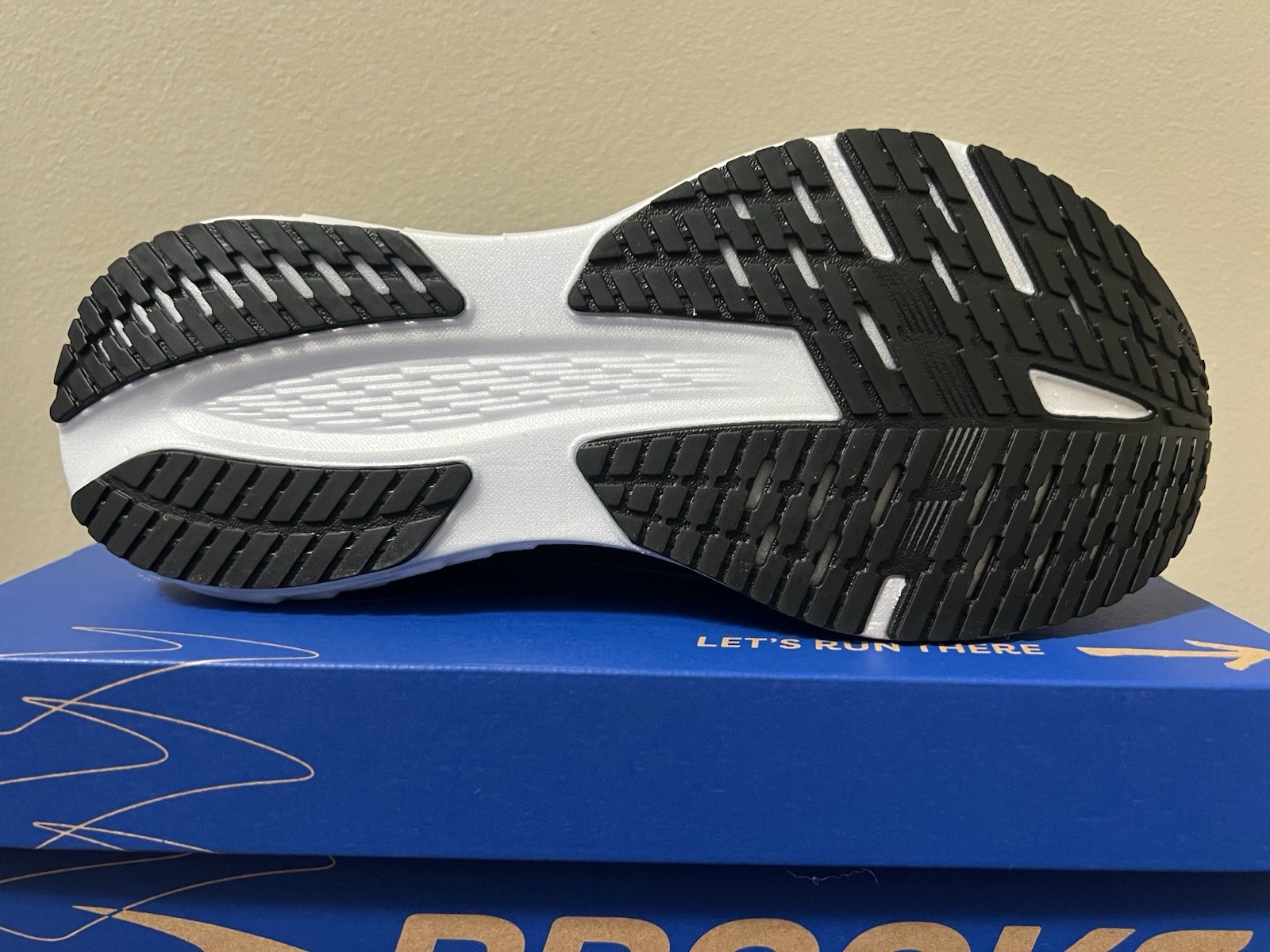 Women’s Brooks Launch 12 Black Grey White 120471 1B 090