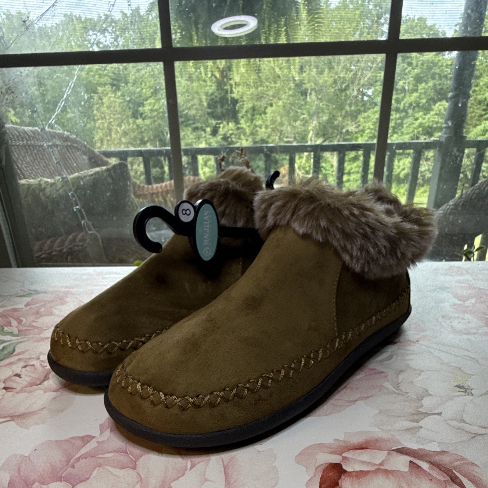 Magellan Outdoors Women’s Brown Faux Fur Trim Boot Slippers Size 8