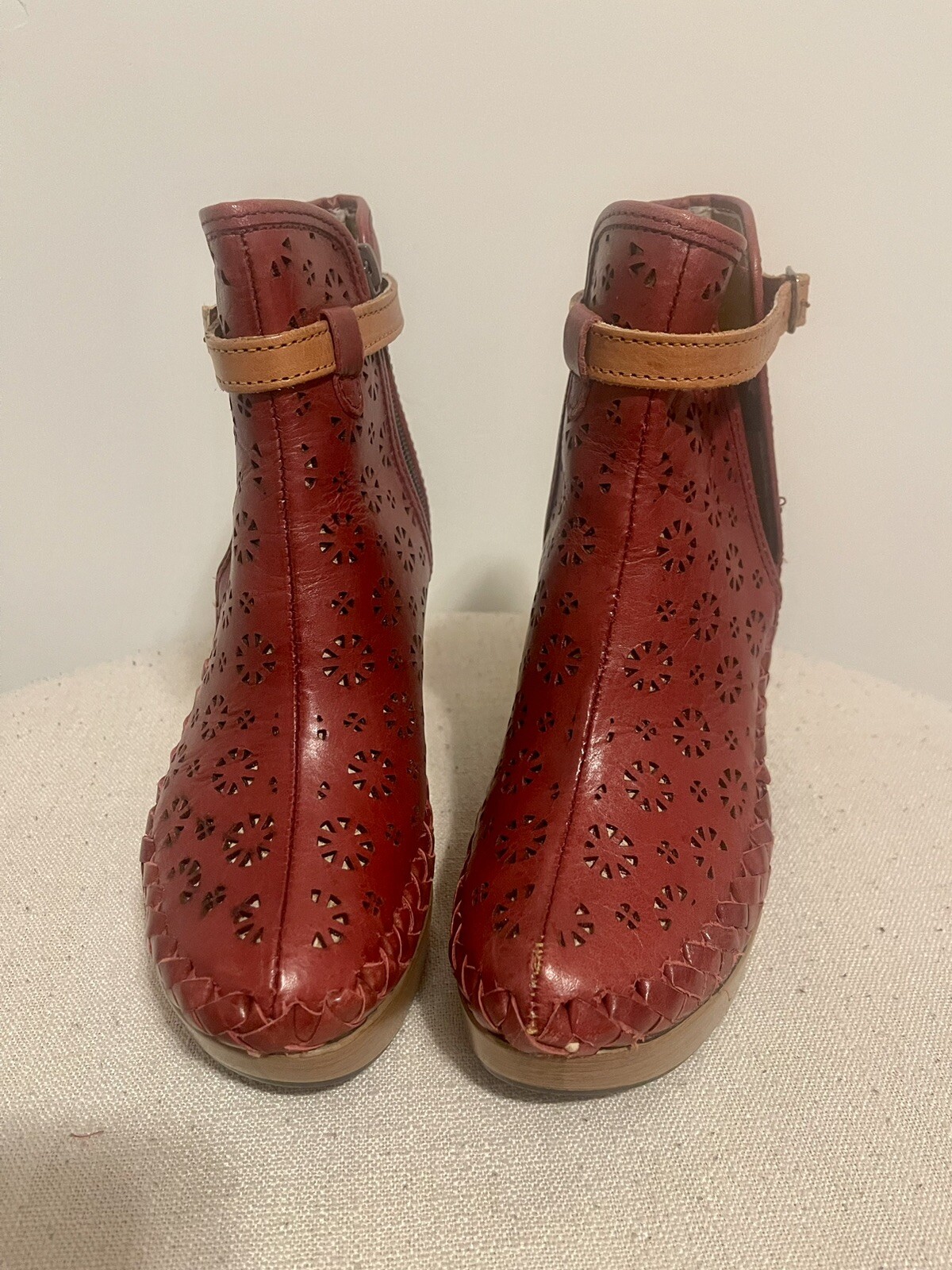 FIESTA FEET Perforated Leather Ankle Boots Sz 6. *Please See description*