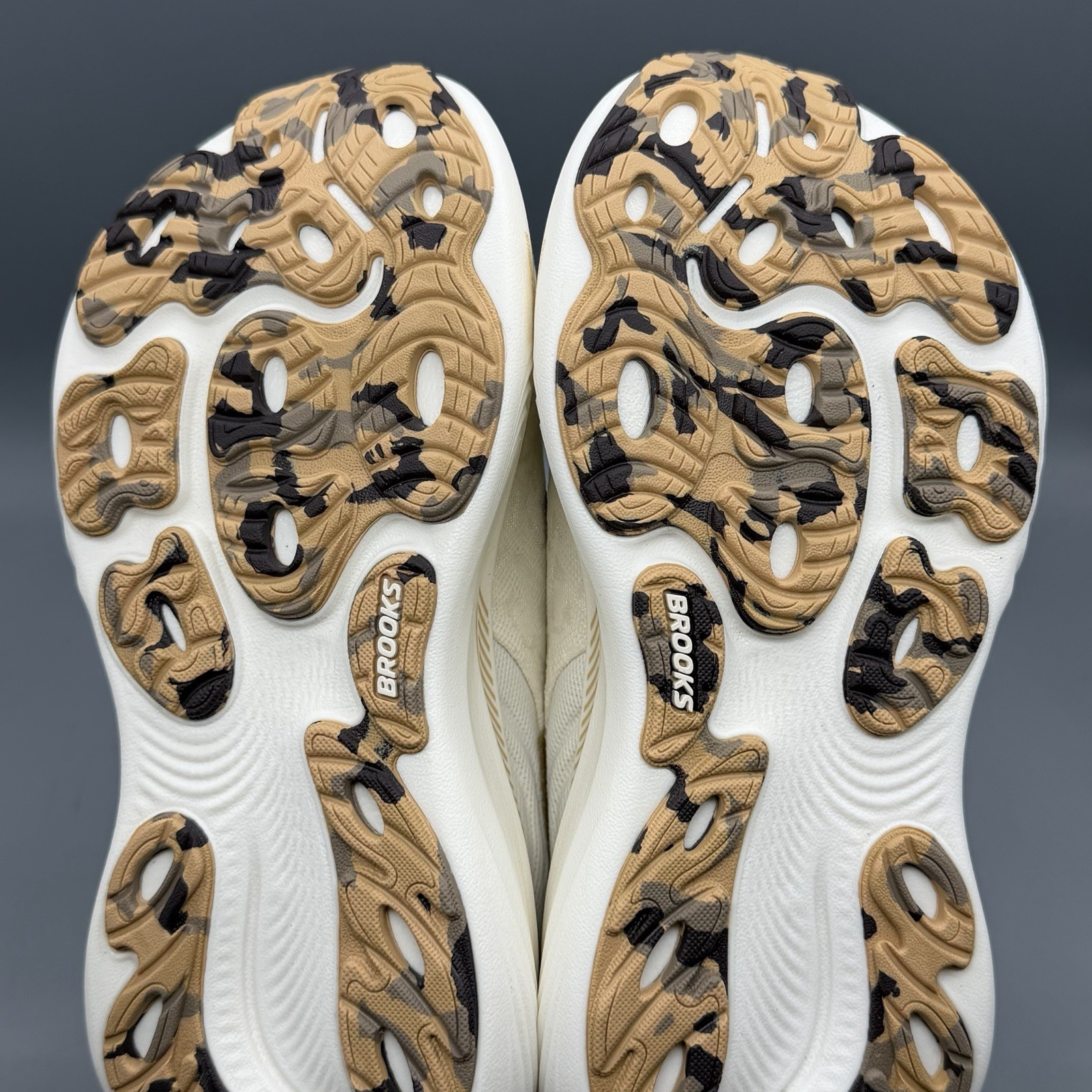 Brooks Adrenaline GTS 25 Women’s 6 B Running Walking Shoes Coconut Crème Leopard