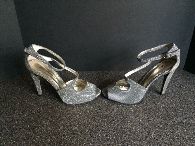 Lulu Townsend Silver Sparkle 4.5″ Heels, Unique Design, Size 7.5M
