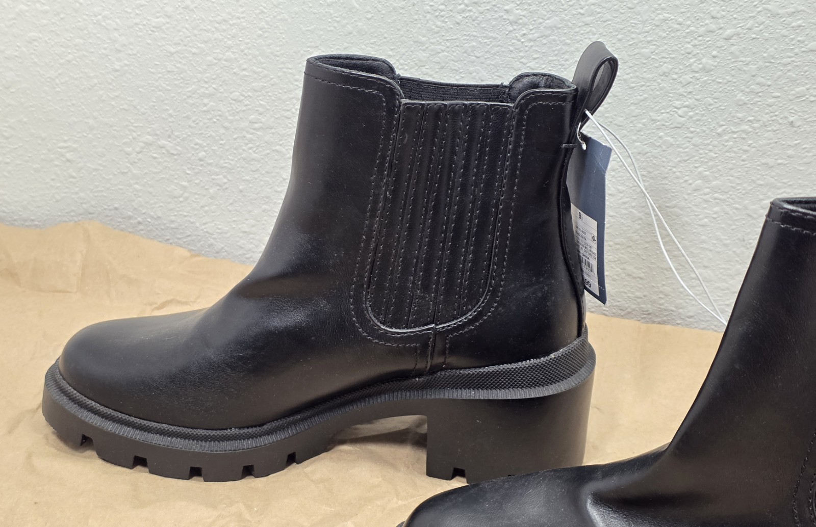 Nwt Universal Thread Naya Chelsea Boots 2.5 Inch Heel MSRP $40 size 9.5 (Bin B)